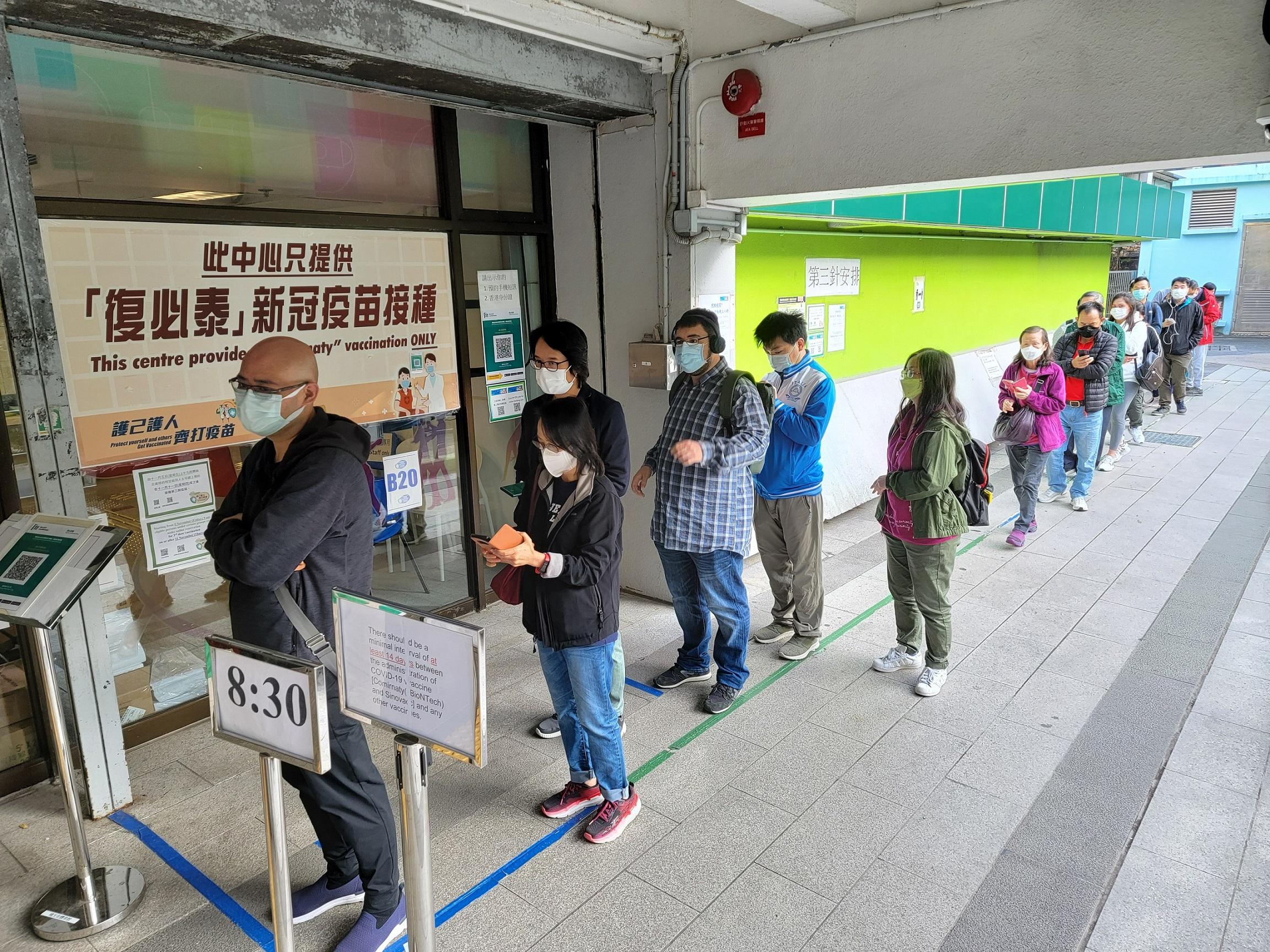 巿民排隊接種新冠疫苗。(資料圖片/陳奕釗攝)