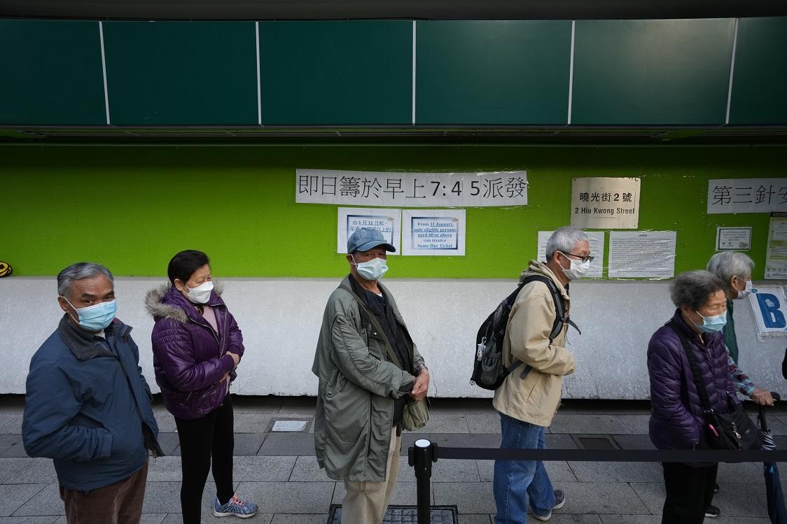 近期不少市民到疫苗接種中心輪候即日籌。(資料圖片/陳奕釗攝)