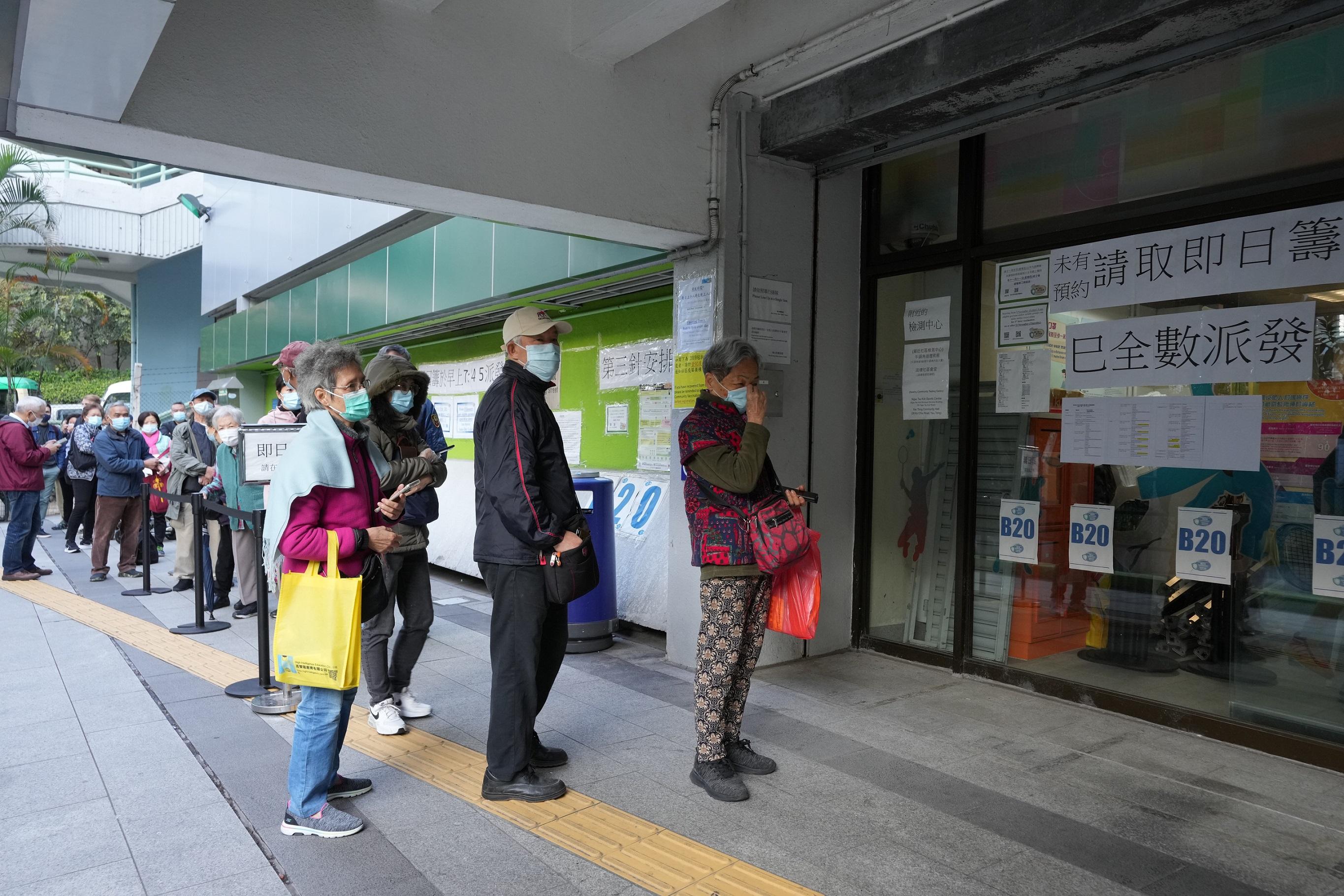 巿民排隊接種新冠疫苗。(資料圖片/陳奕釗攝)