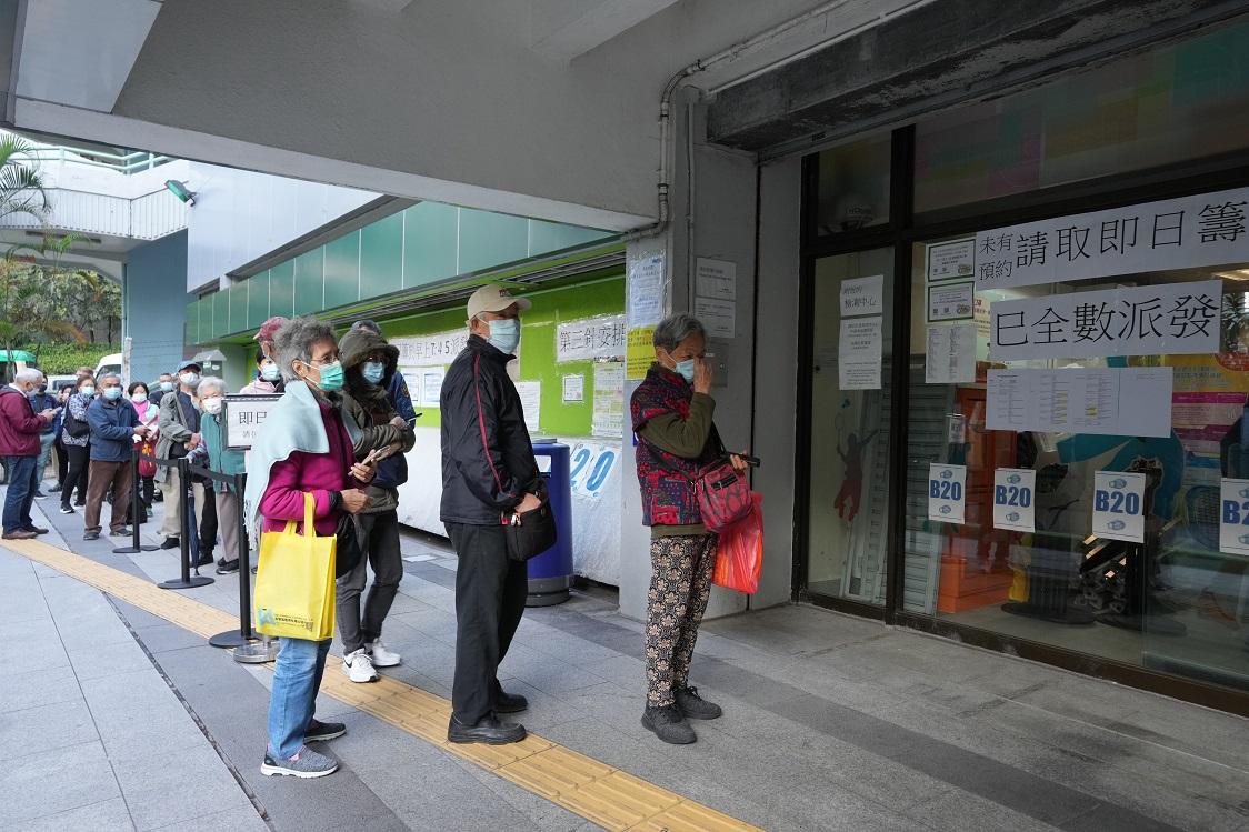 近期不少市民到疫苗接種中心輪候即日籌。(資料圖片/陳奕釗攝)