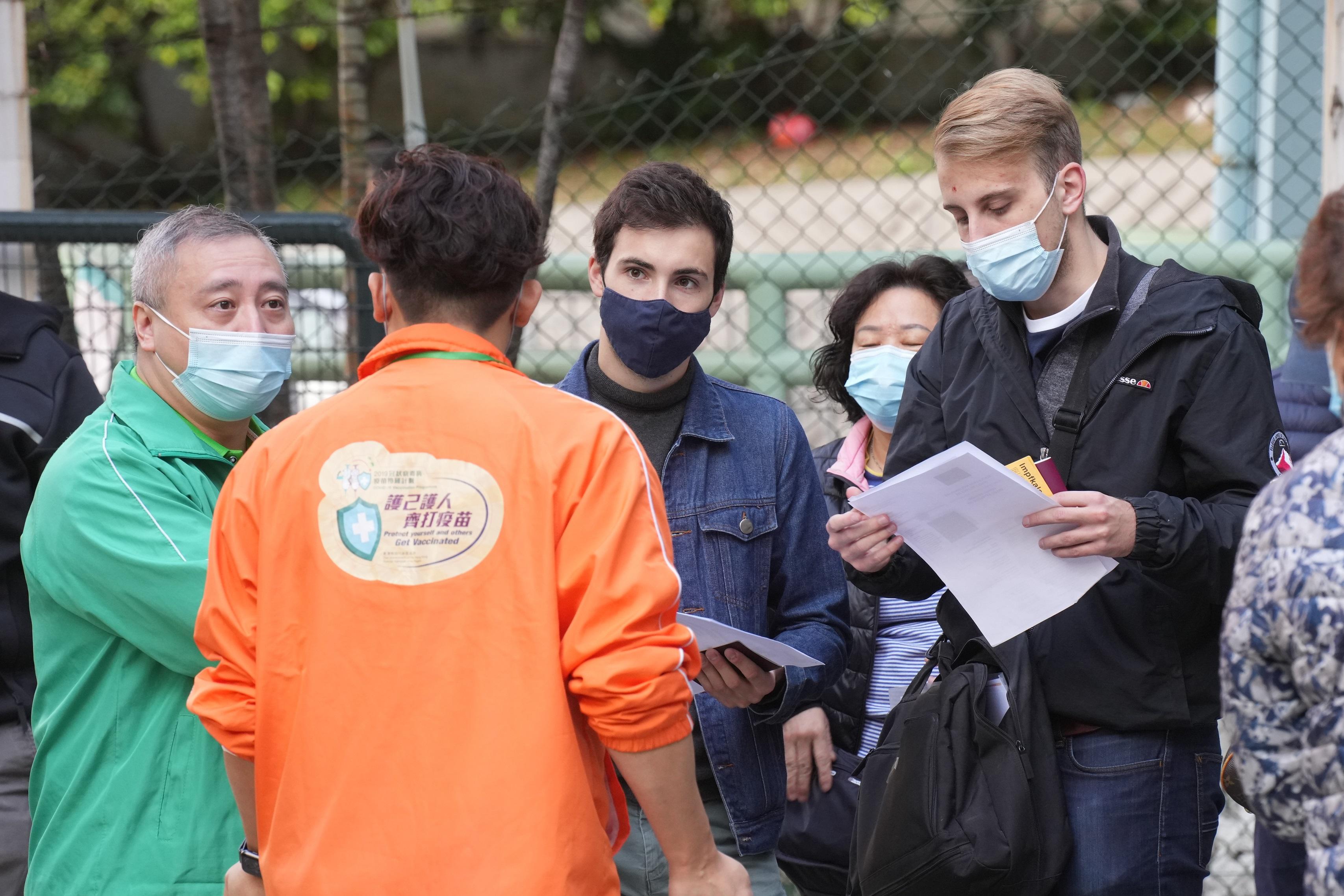 巿民排隊接種新冠疫苗。(資料圖片/陳奕釗攝)