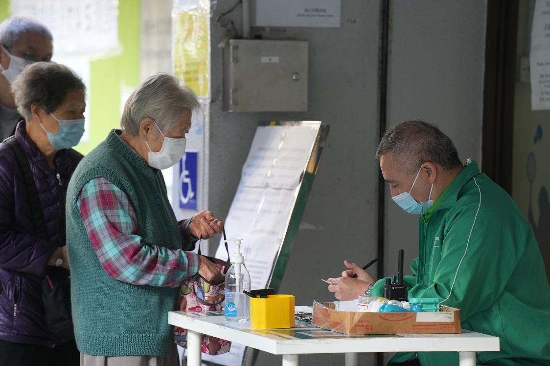 近期不少市民到疫苗接種中心輪候即日籌。(資料圖片/陳奕釗攝)
