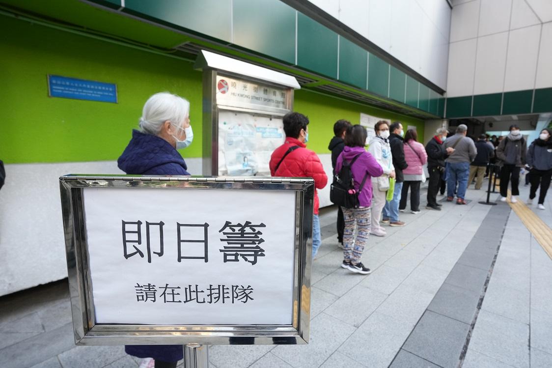 近期不少市民到疫苗接種中心輪候即日籌。(資料圖片/陳奕釗攝)