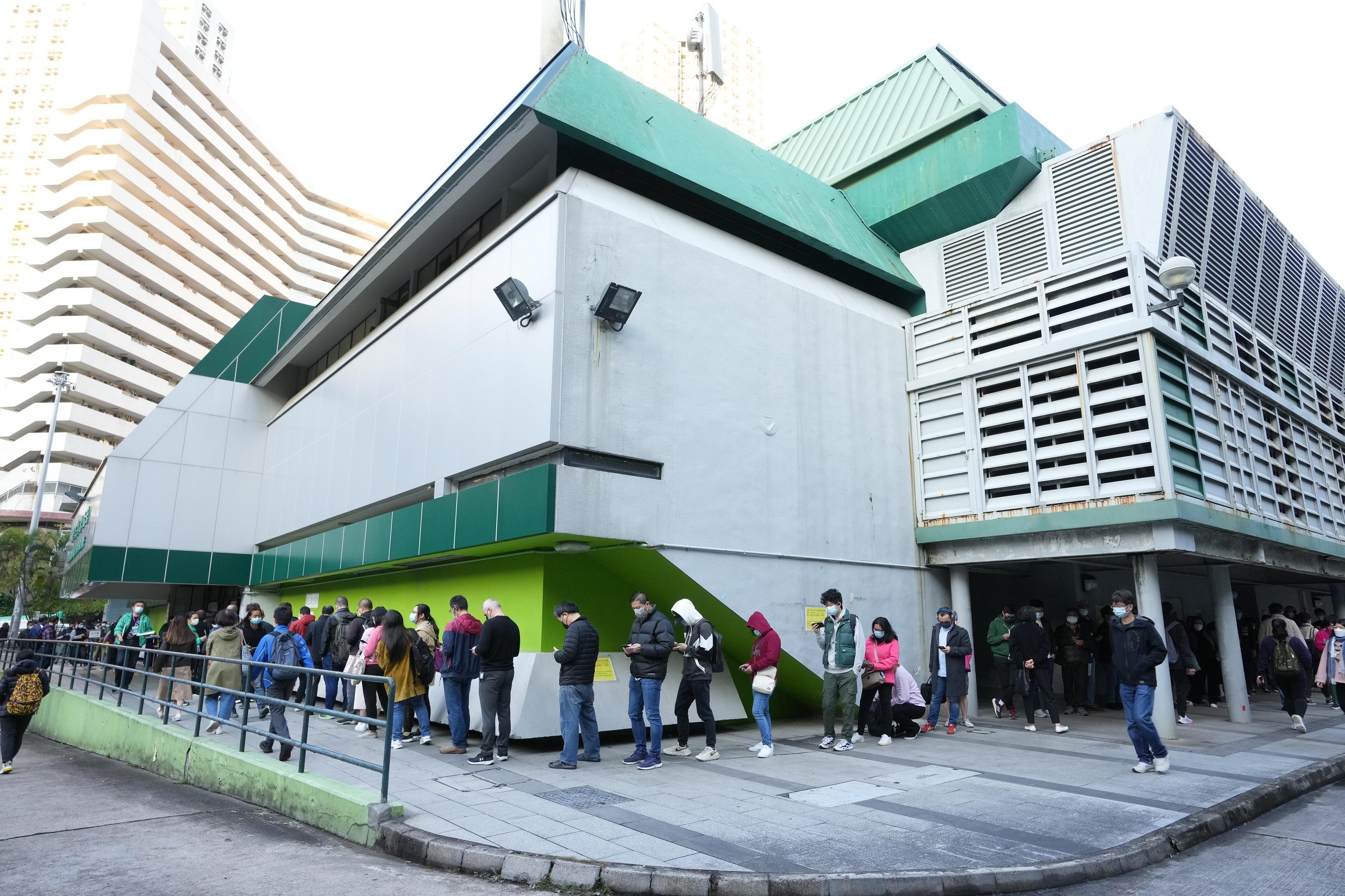 巿民排隊接種新冠疫苗。(資料圖片/陳奕釗攝)