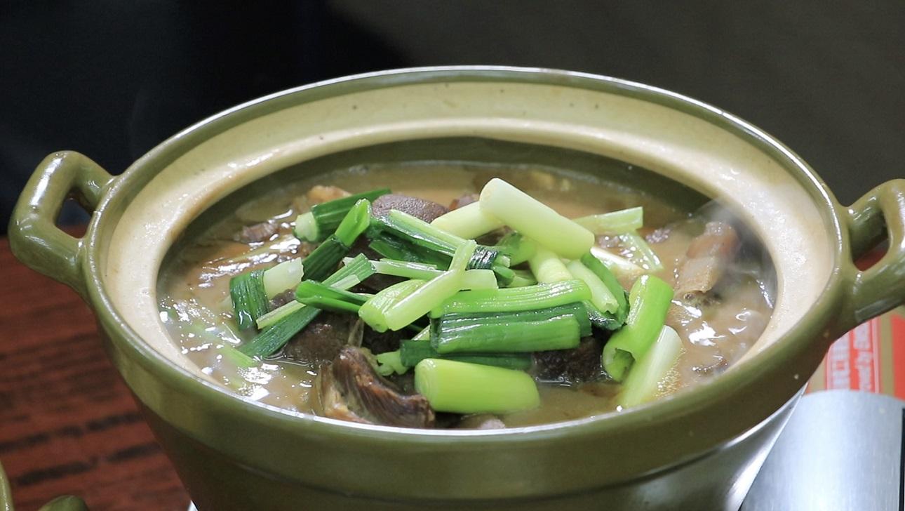 還有寒冬必吃的鍋物,羊腩煲、醉雞鍋同樣用砂煲連同瓦斯爐上枱。