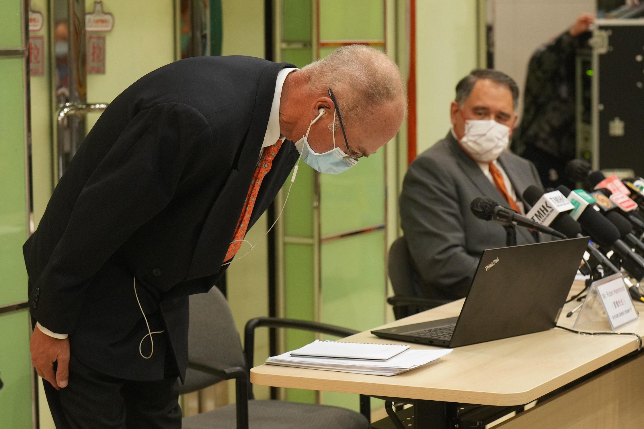 香港保護兒童會執行委員會主席夏穆(左)就事件鞠躬致歉。(資料圖片/陳奕釗攝)