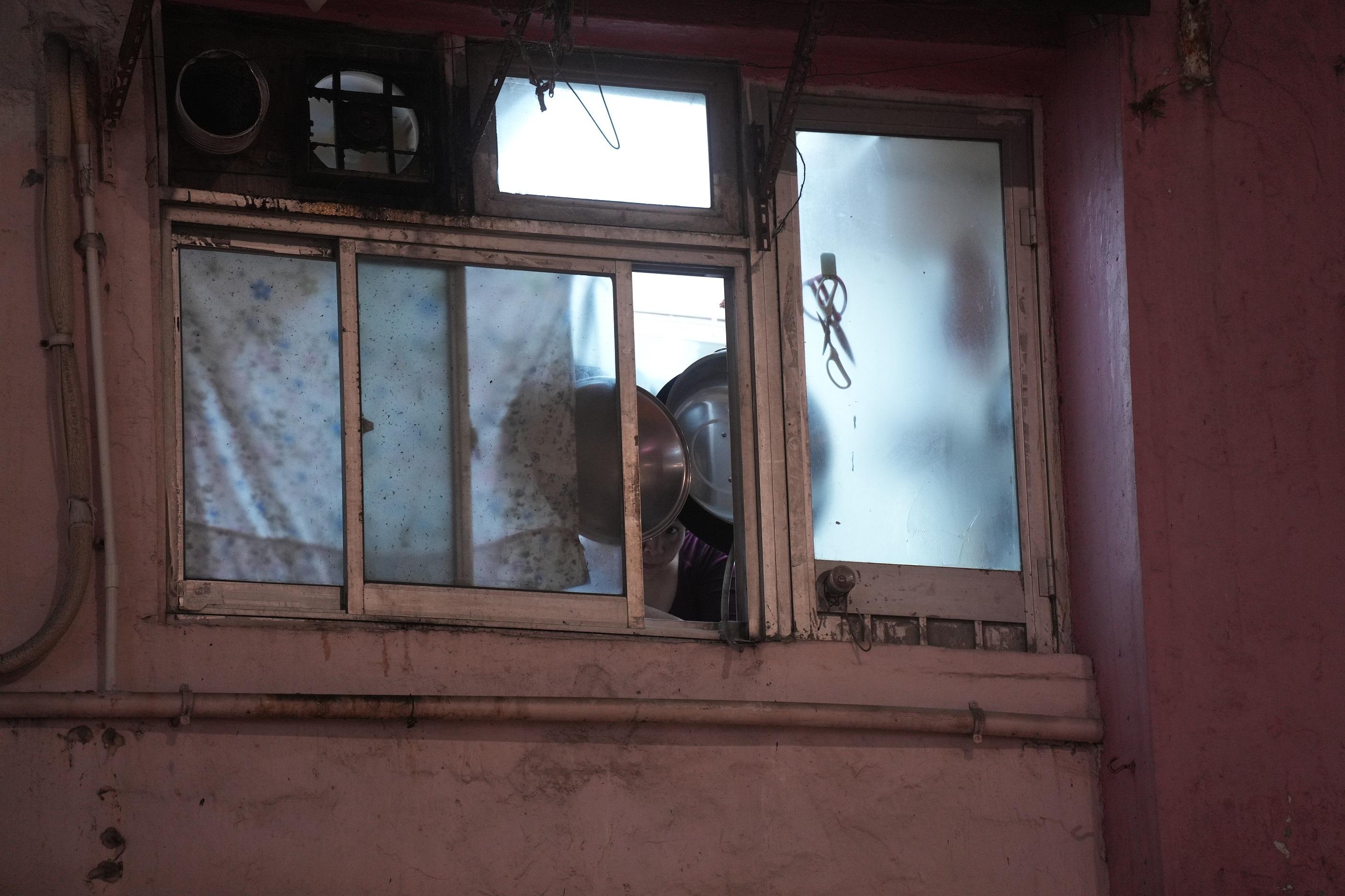 觀塘崇仁街安順大廈圍封檢測。(資料圖片/陳奕釗攝)