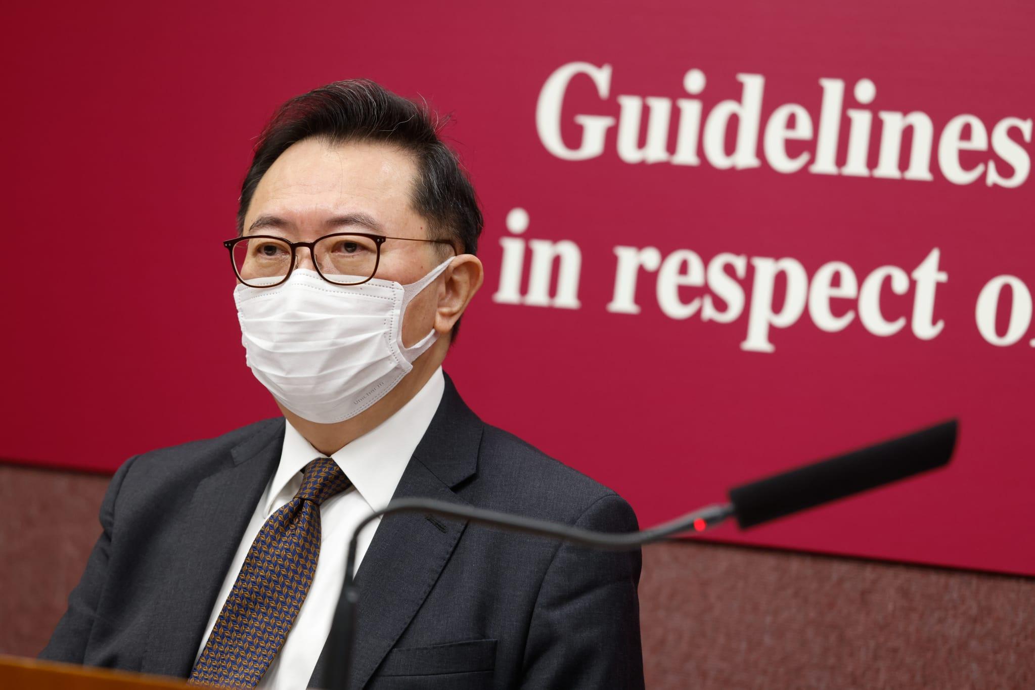 馮驊指,特首選舉提名期是由總選舉事務主任指定,並非由選管會指定,認為提名期比原定安排延遲是符合法例。(蘇文傑攝)