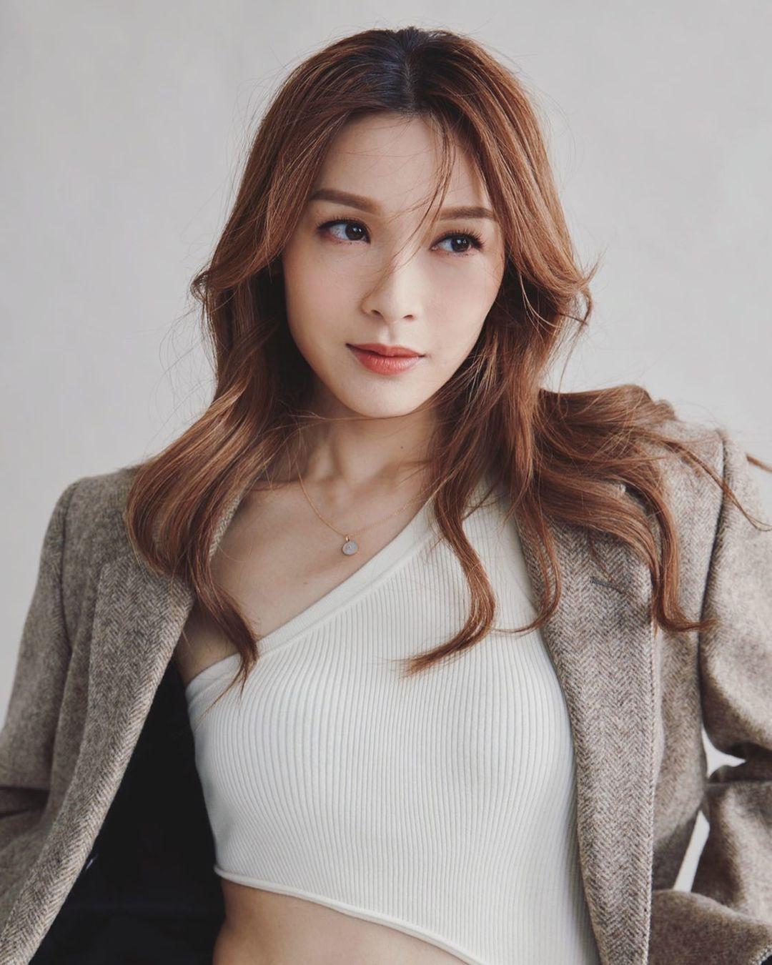 屬狗藝人有李佳芯。