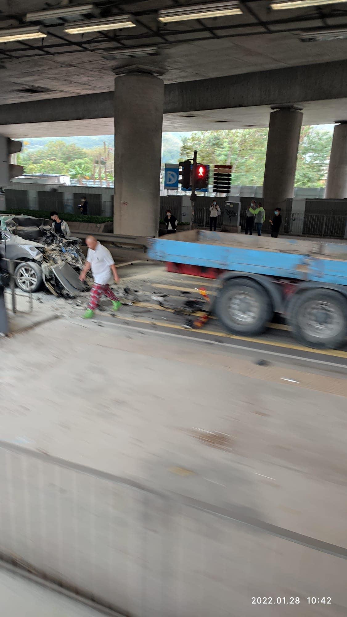 車禍後,現場碎片滿地。(香港突發事故報料區@fb圖)