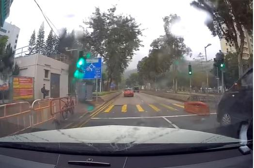 網上熱話|靈車燈位跌出棺材 網民呼大吉利是