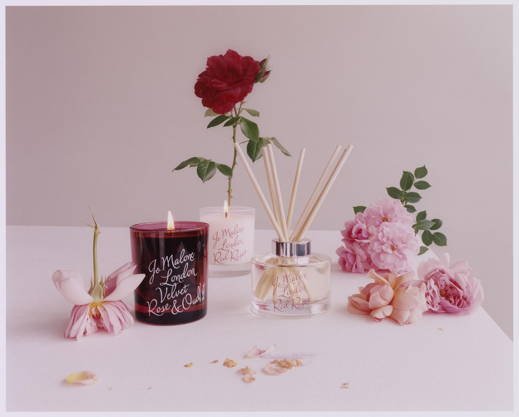 限量版絲絨玫瑰與烏木居室香氛蠟燭 $750/200g 限量版紅玫瑰居室香氛蠟燭 $595/200g 限量版紅玫瑰藤枝擴香組 $815/165ml
