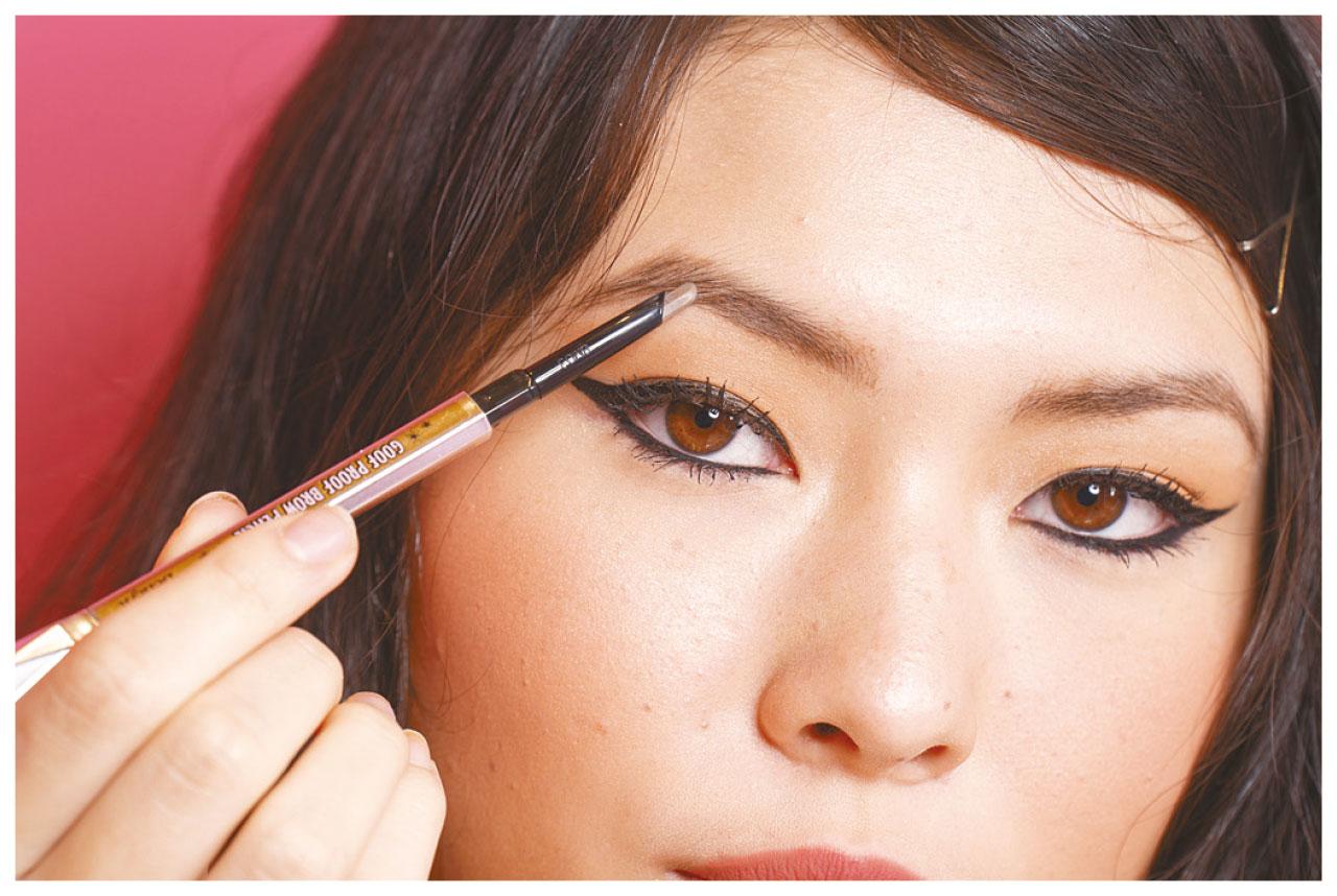 復古黑眼線╳個性裸唇