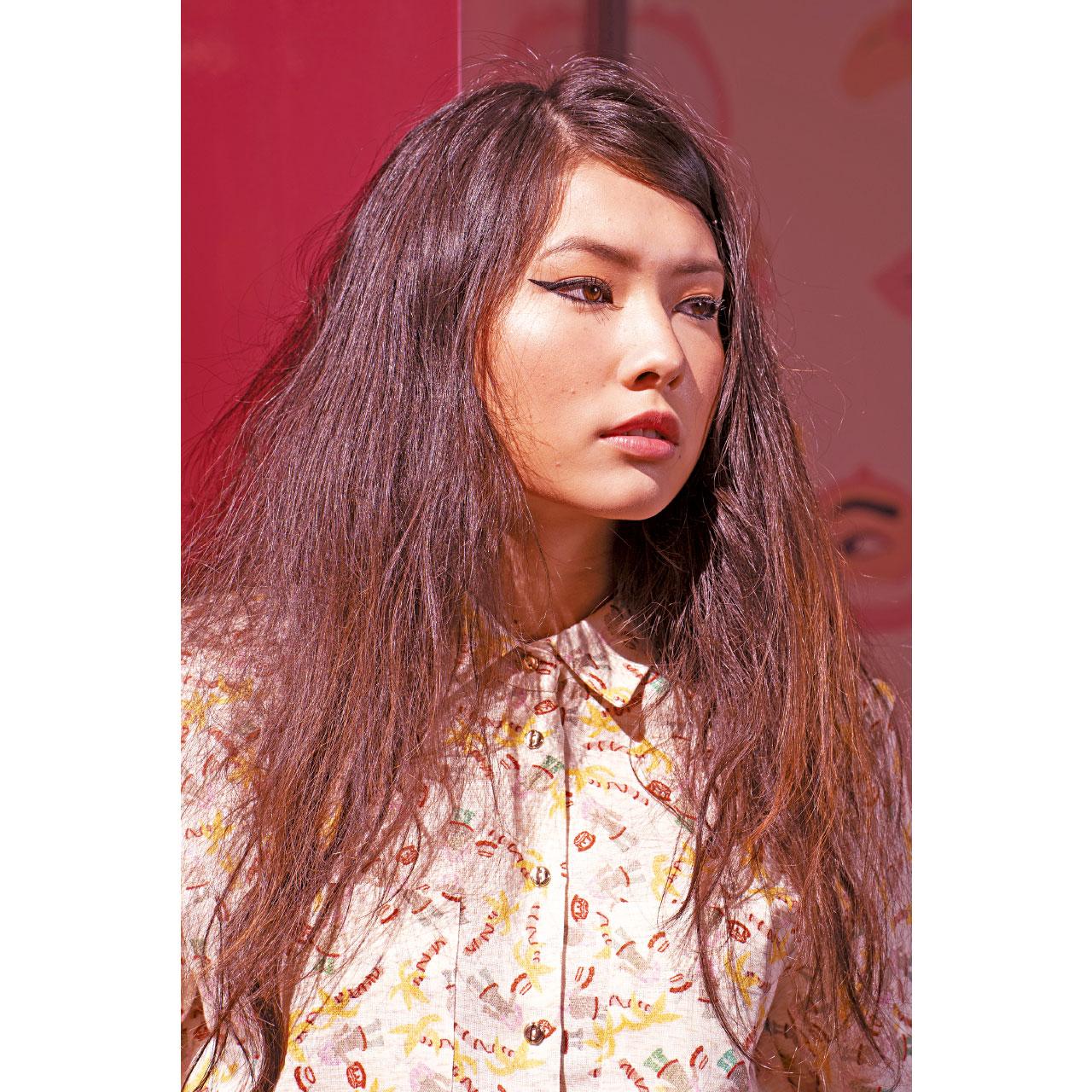 復古黑眼線╳個性裸唇