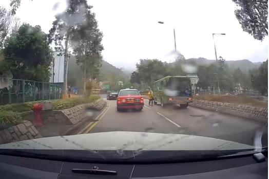 網上熱話|靈車燈位跌出棺材 網民呼大吉利是