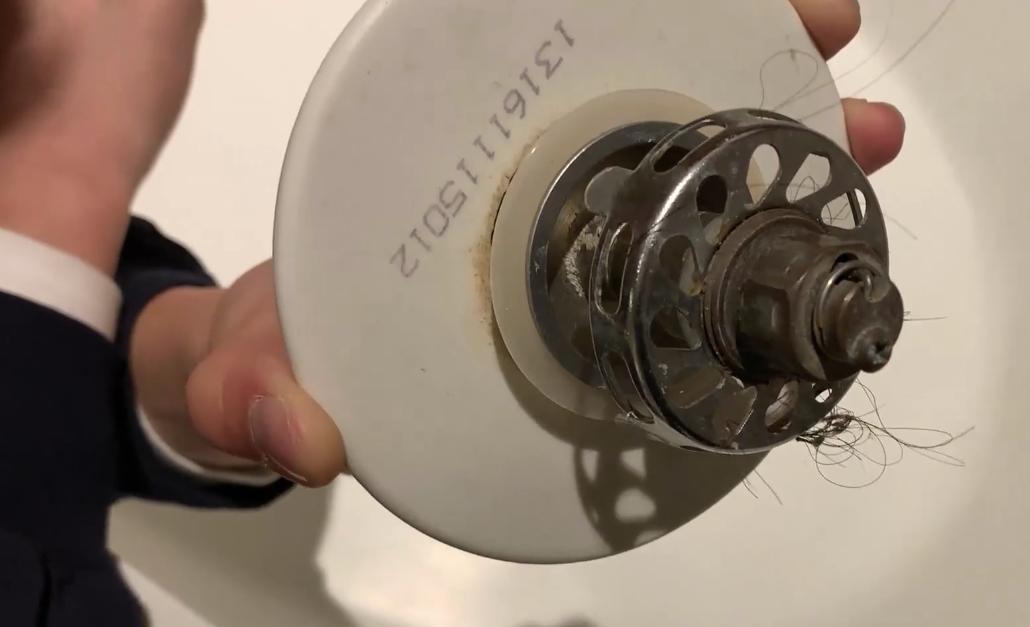 美憬閣行政景致雙床房浴缸水塞下纏著一堆頭髮。(互聯網)