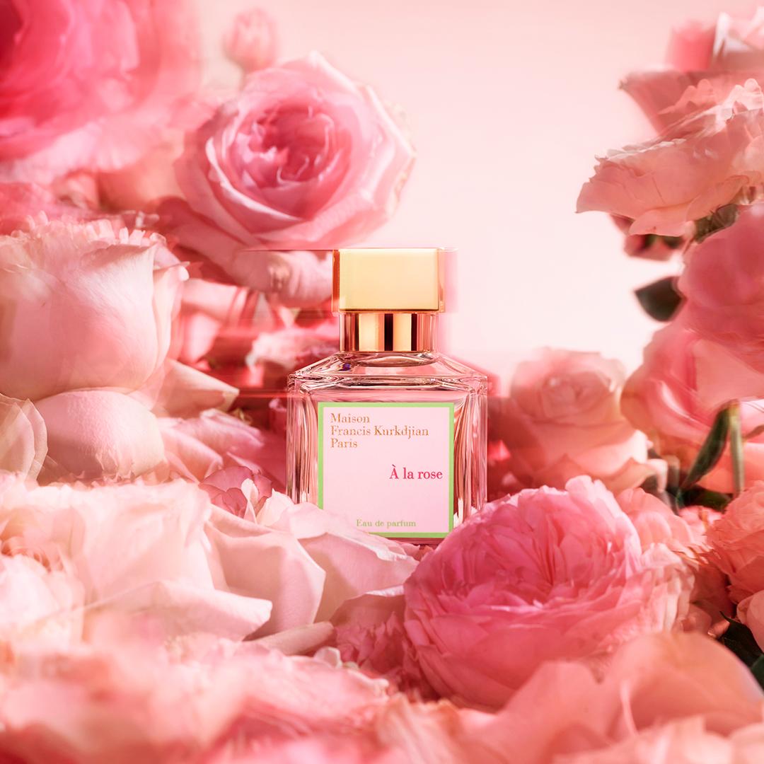 Maison Francis Kurkdjian於2014年首次推出À la rose,至今已成為品牌最具標誌性的香水之一,每瓶都包含至少400朵玫瑰:包括250朵帶有花香與蜂蜜香調的格拉斯千葉玫瑰,以及150 朵、帶有新鮮梨香及荔枝果香調的保加利亞大馬士革玫瑰。為打破玫瑰給人們過時的既定印象,調香師Francis Kurkdjian創作出紫羅蘭及玉蘭花香香調,使香水中調顯得更飽滿大方,後調揉合雪松麝香調與千葉玫瑰,展現女性柔美氣質。$3,700/200ml、$1,880/70ml、$1,100/35ml