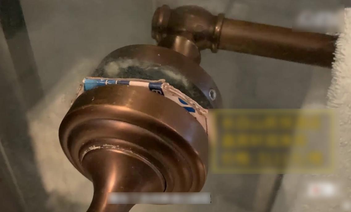 每晚索價3,111元的凱悅酒店嘉賓軒雙床房,淋浴間玻璃門鬆動的扶手用紙皮固定。(互聯網)