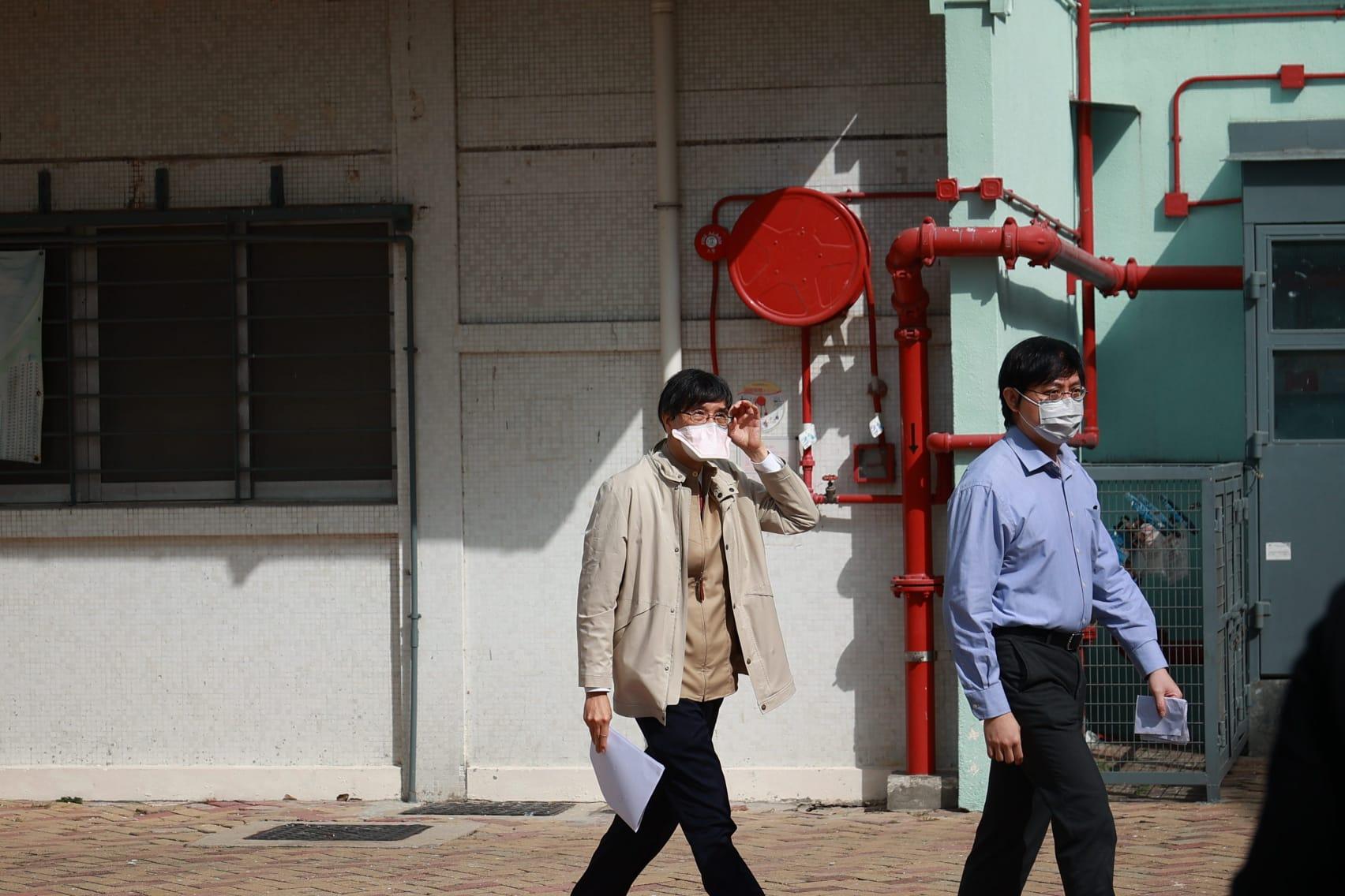 政府專家顧問袁國勇(左)及衛生防護中心傳染病處首席醫生歐家榮。(莊振邦攝)