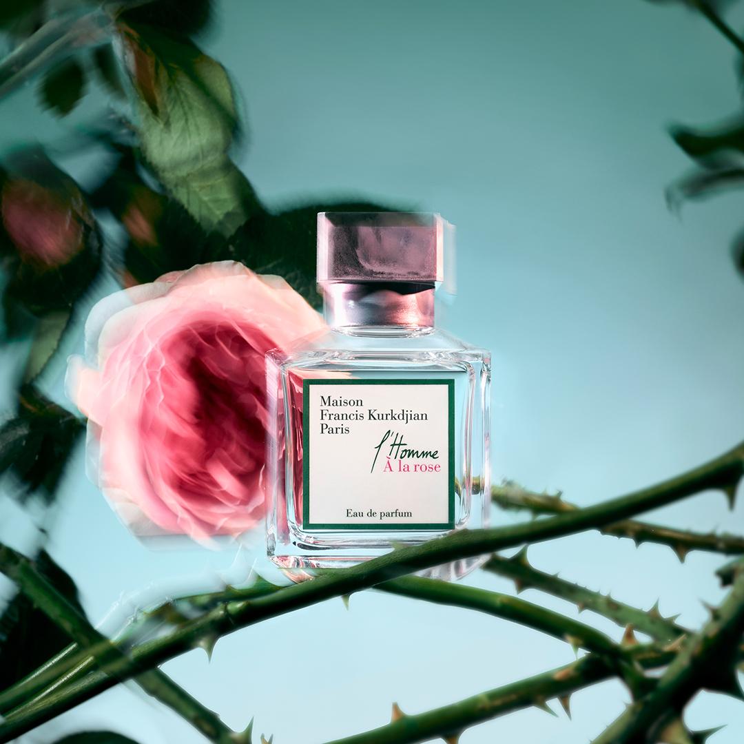 l’Homme À la rose以清新透亮的綠意作為完美的開場,迸發出結合葡萄柚和保加利亞大馬士革玫瑰的香氣,緊接而來的木質玫瑰香調充分展現木質琥珀後調的香氣,充滿男性迷人魅力。 $1,880/70ml)、$1,100/35ml
