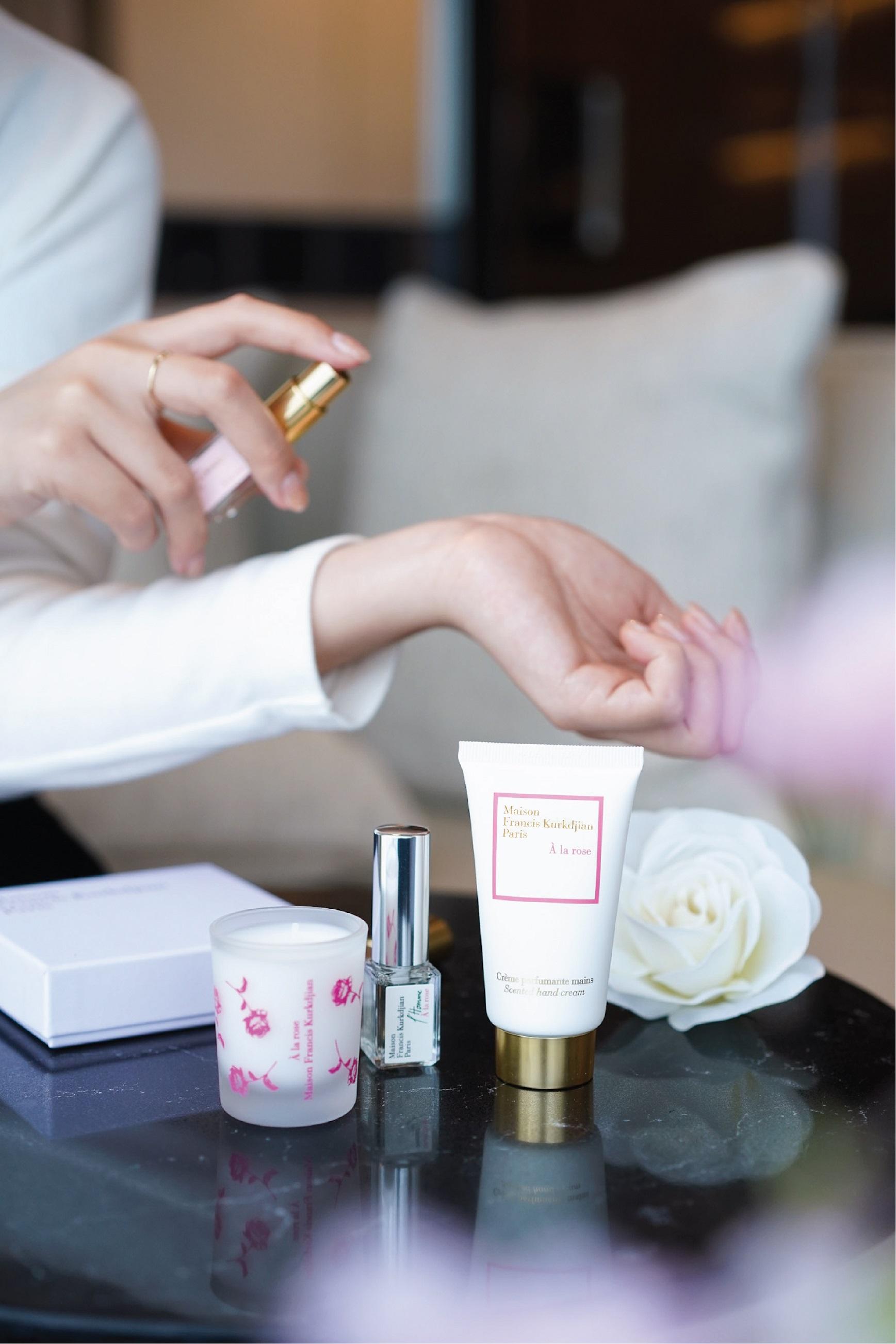 迎賓禮品套裝包括À la rose和l’Homme À la rose香水豪華禮盒,以及À la rose迷你護手霜。