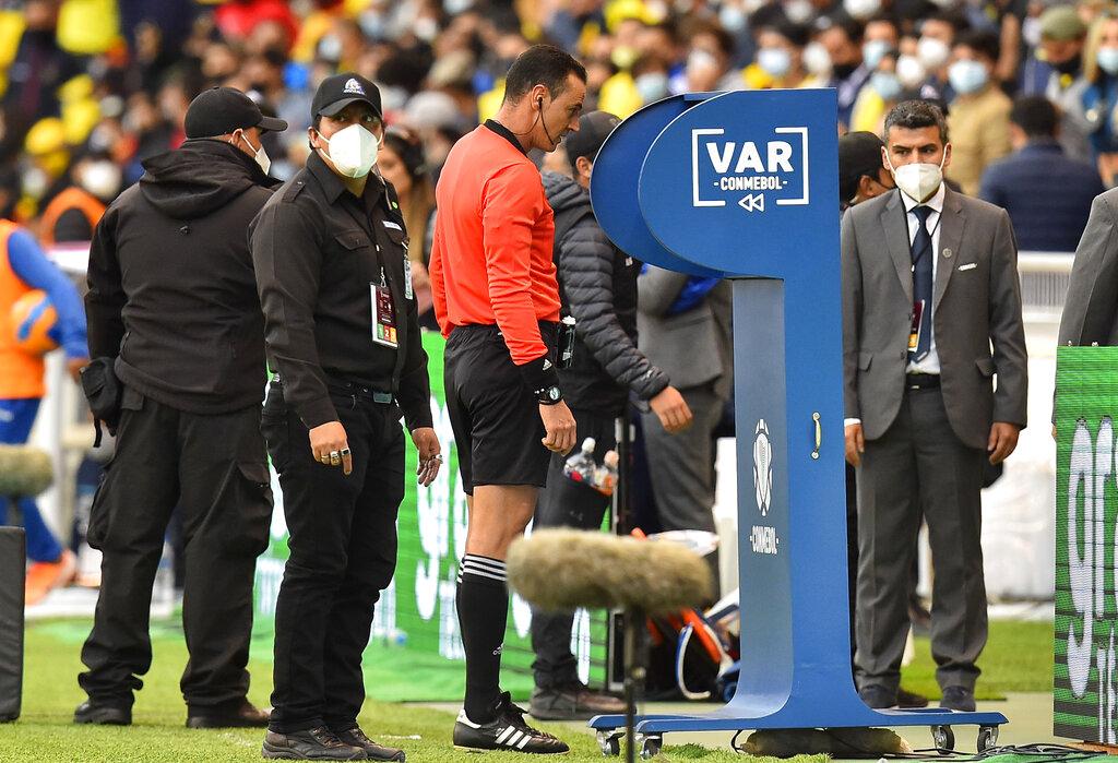 VAR今場多次推翻球證的判決。(美聯社)