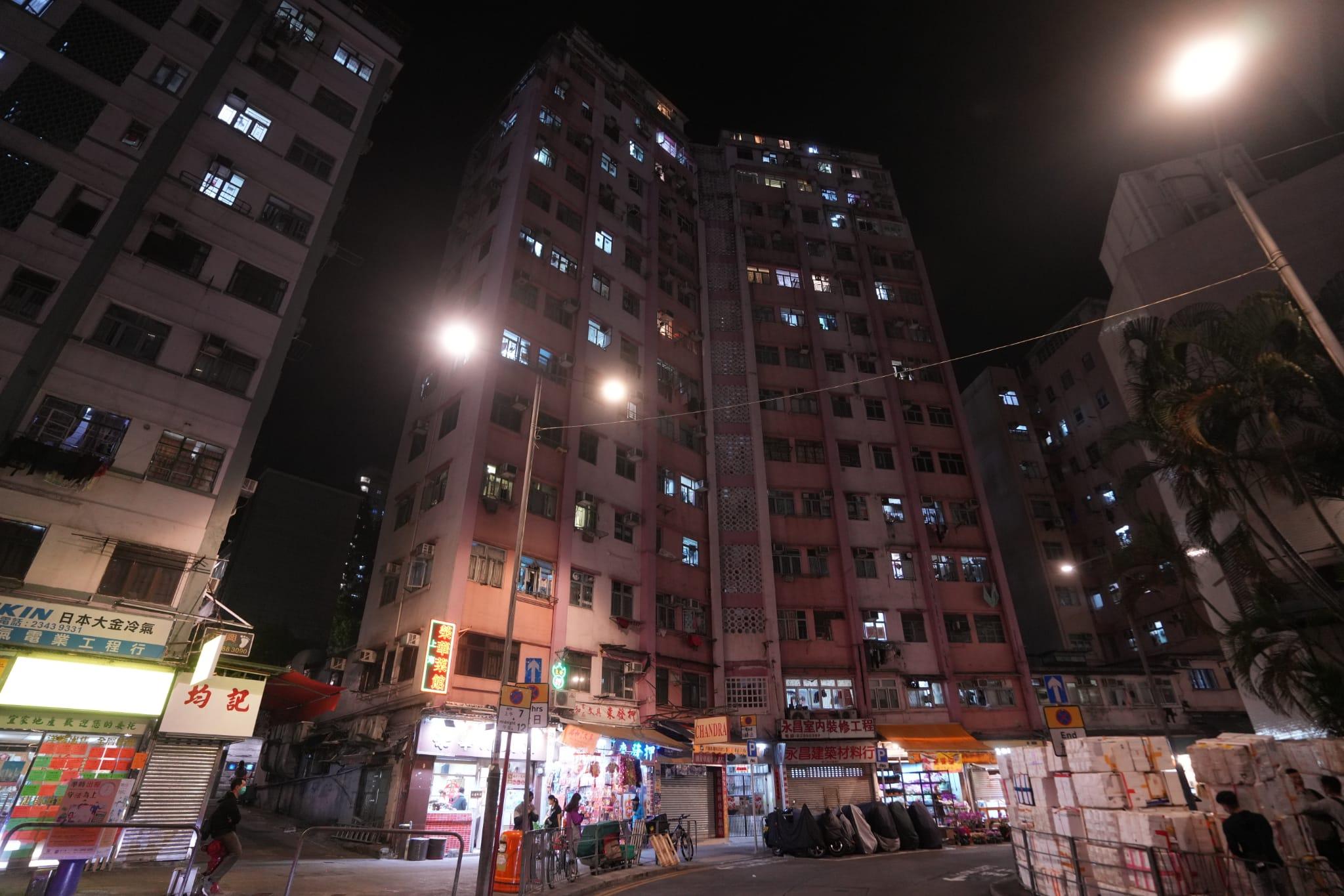 觀塘安順大廈晚上9時半起圍封。(陳奕釗攝)