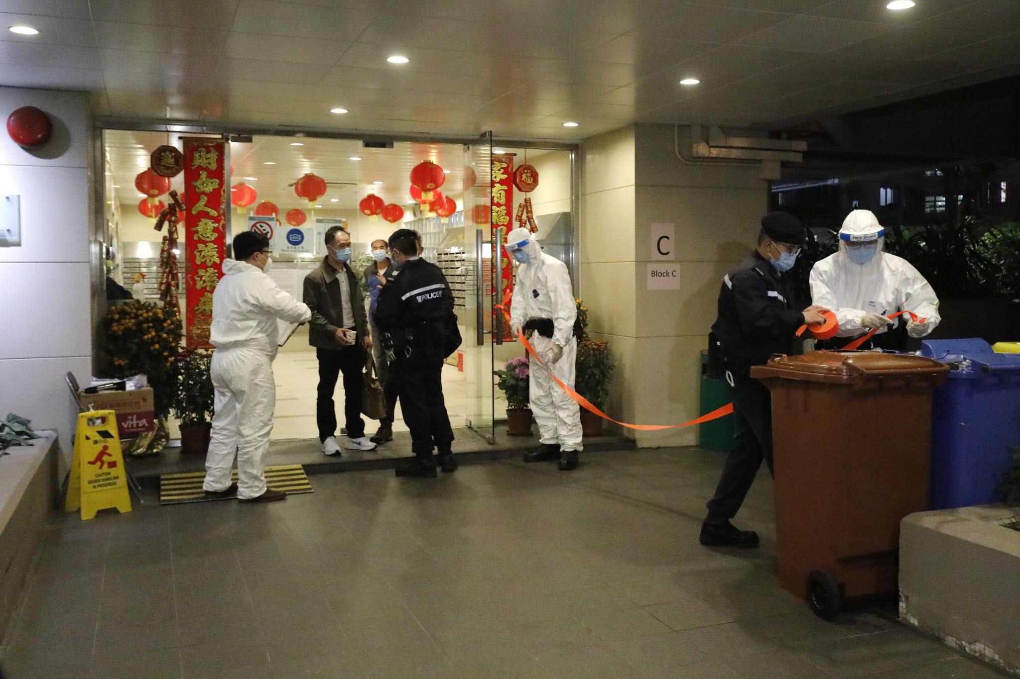 警方晚上8時半起圍封新葵芳花園C座。(林俊源攝)