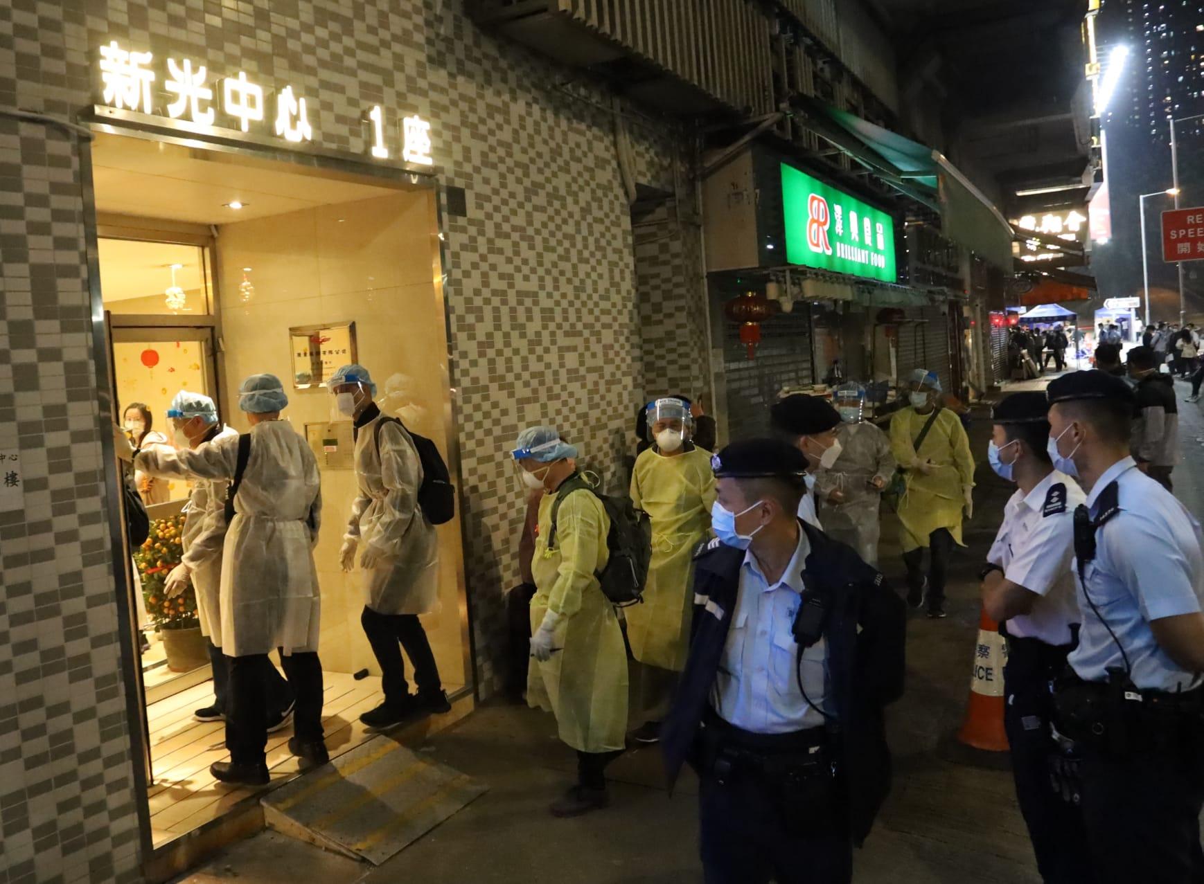 新光中心第一及二座晚上10時起圍封。(鍾式明攝)