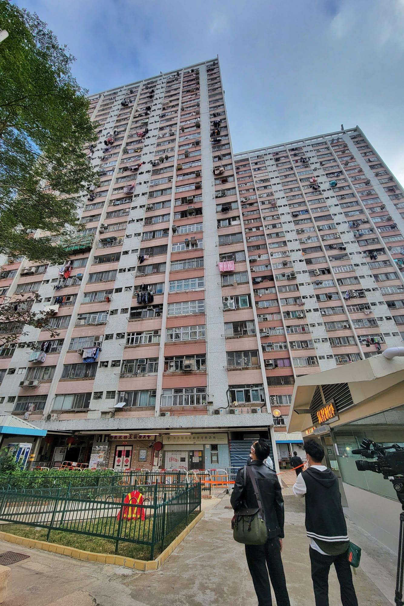 彩雲(一)邨長波樓懷疑同時出現垂直及橫向傳播。(莊振邦攝)