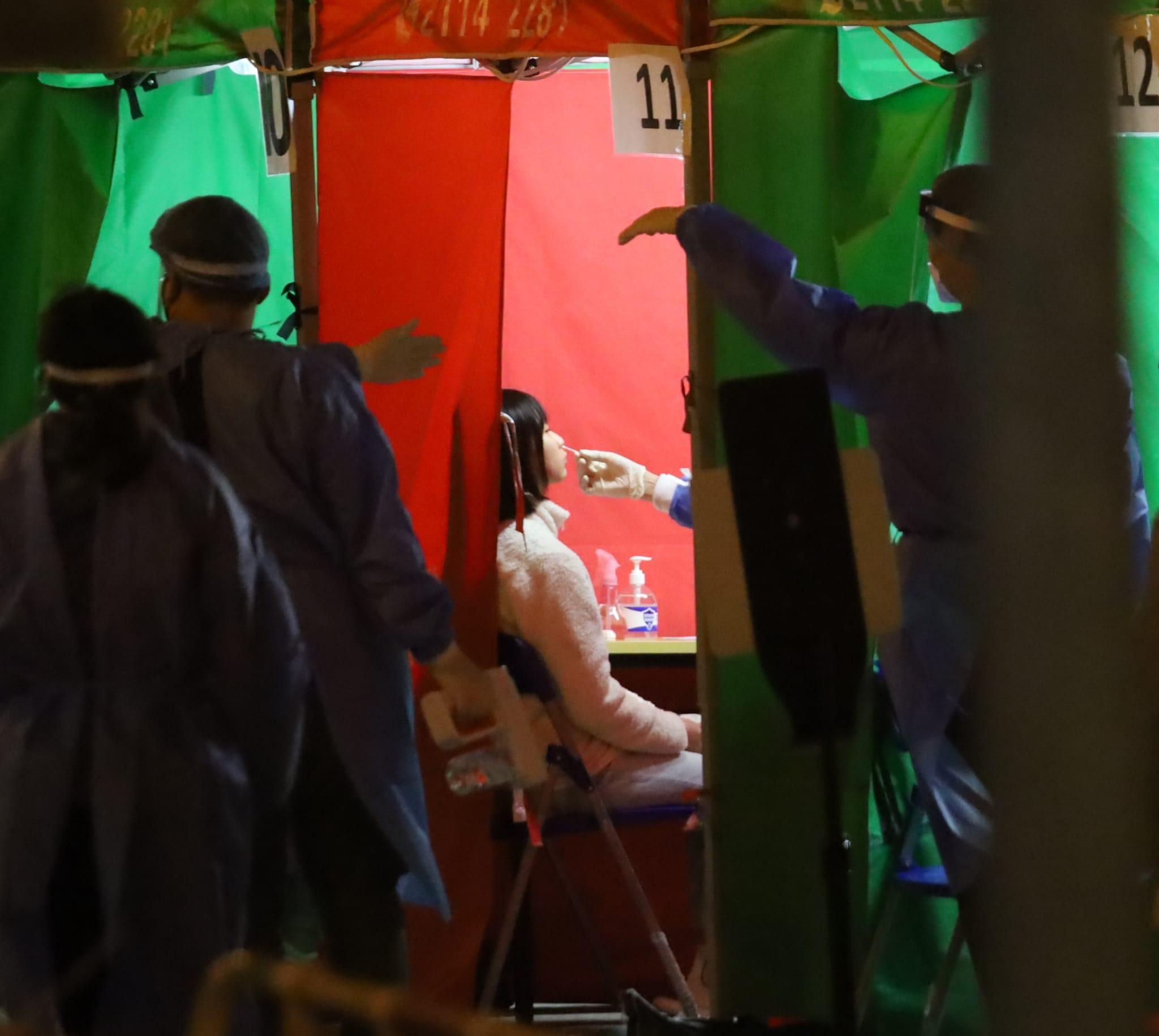 葵涌石籬二邨石華樓圍封檢測。(資料圖片/鍾式明攝)