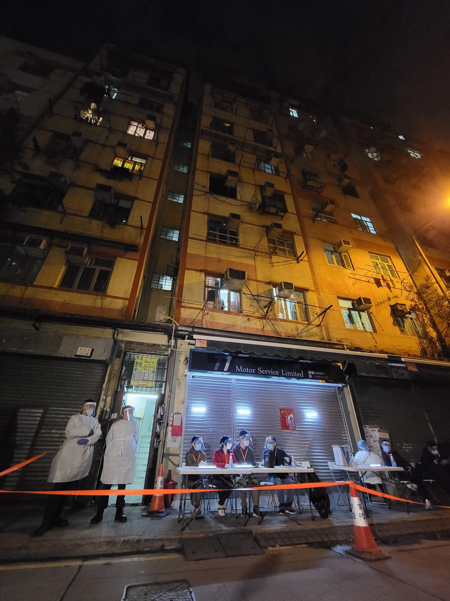 土瓜灣燕安街18號、20號及駿發街17、19號今晚被圍封,當局派員上門為居民採樣。(鍾式明攝)