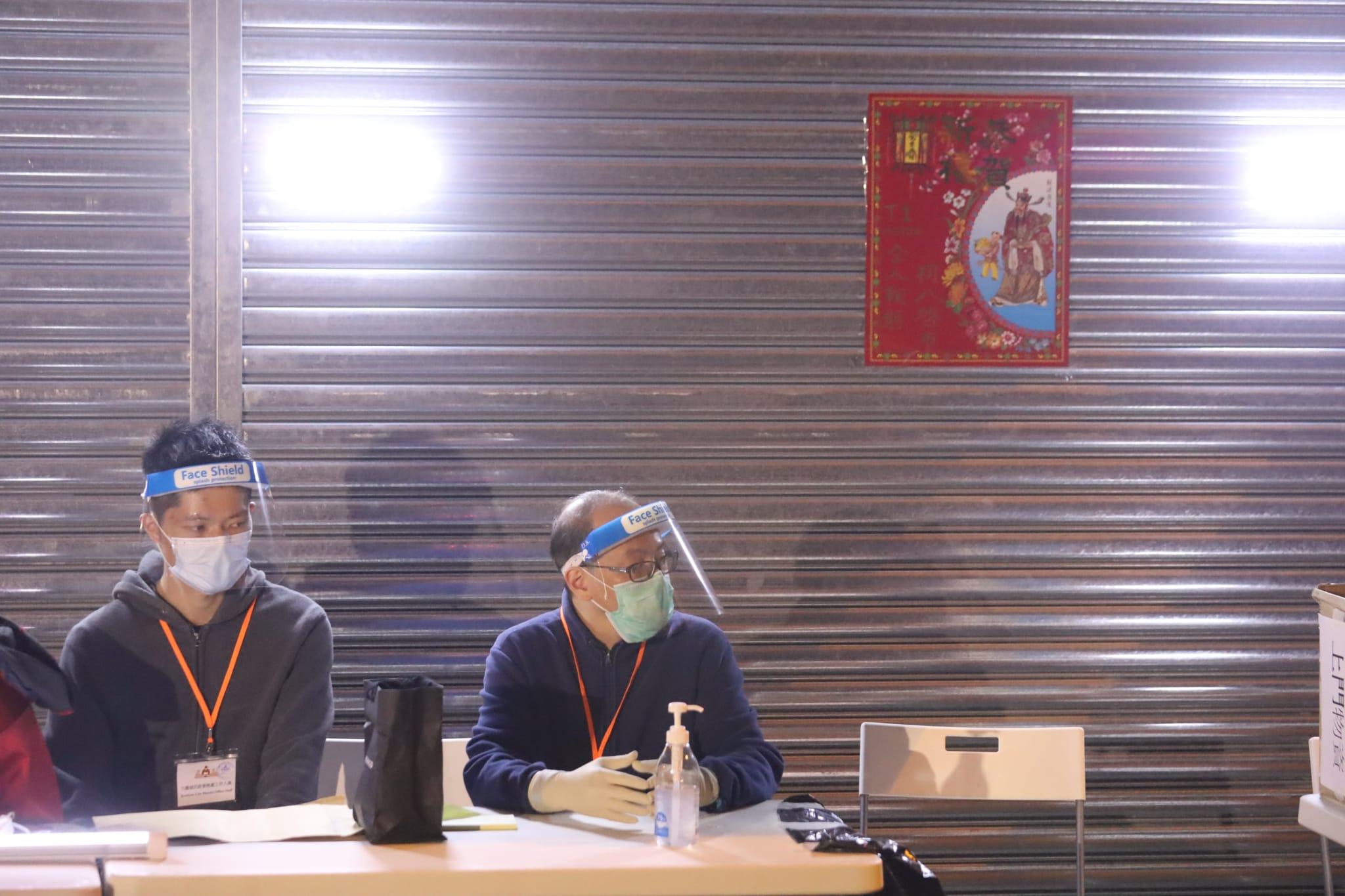 有民政事務總署職員在土瓜灣被圍封的大廈外協助登記。(鍾式明攝)