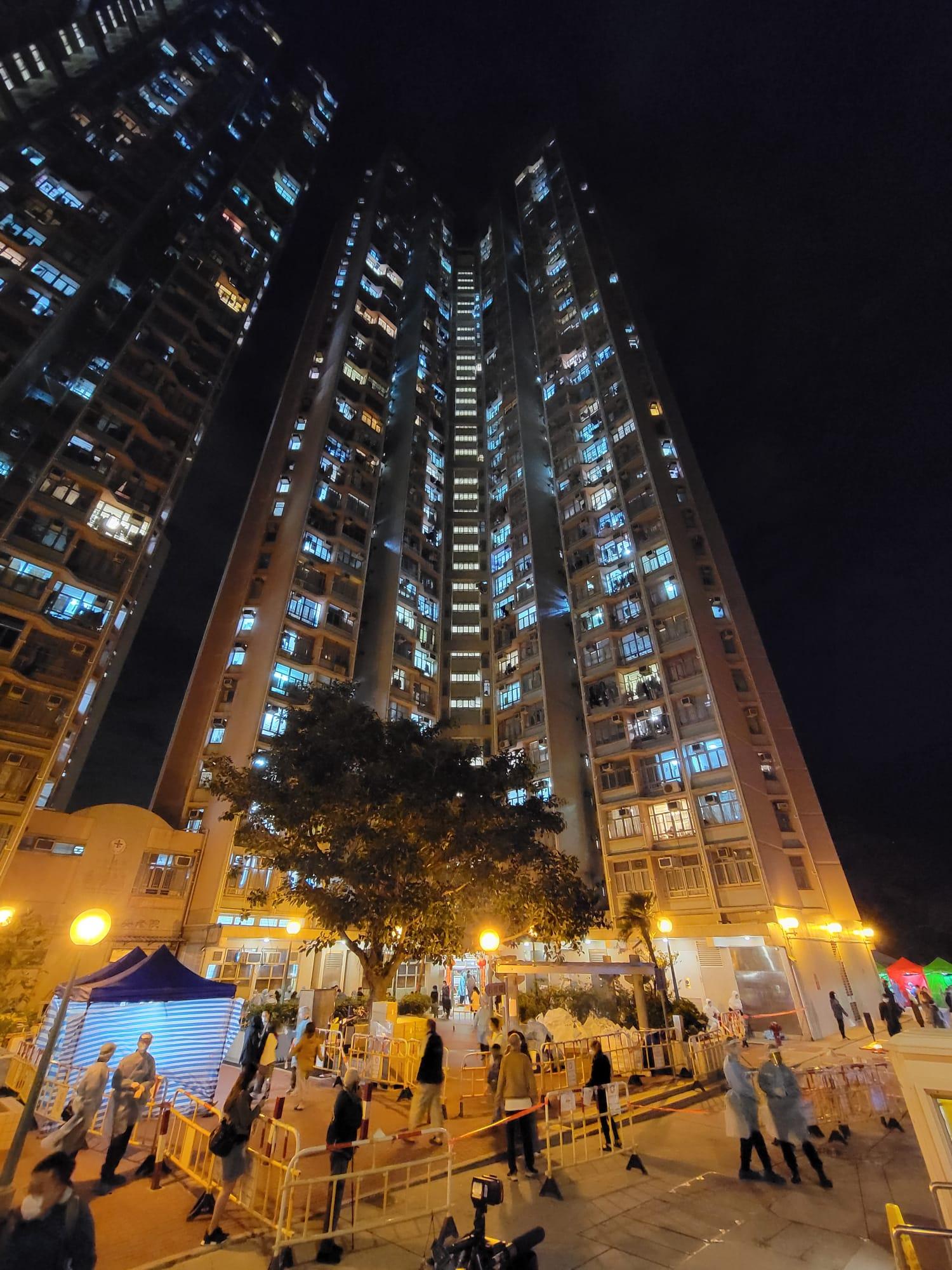 葵涌石籬二邨石華樓晚上8時起被圍封。(鍾式明攝)