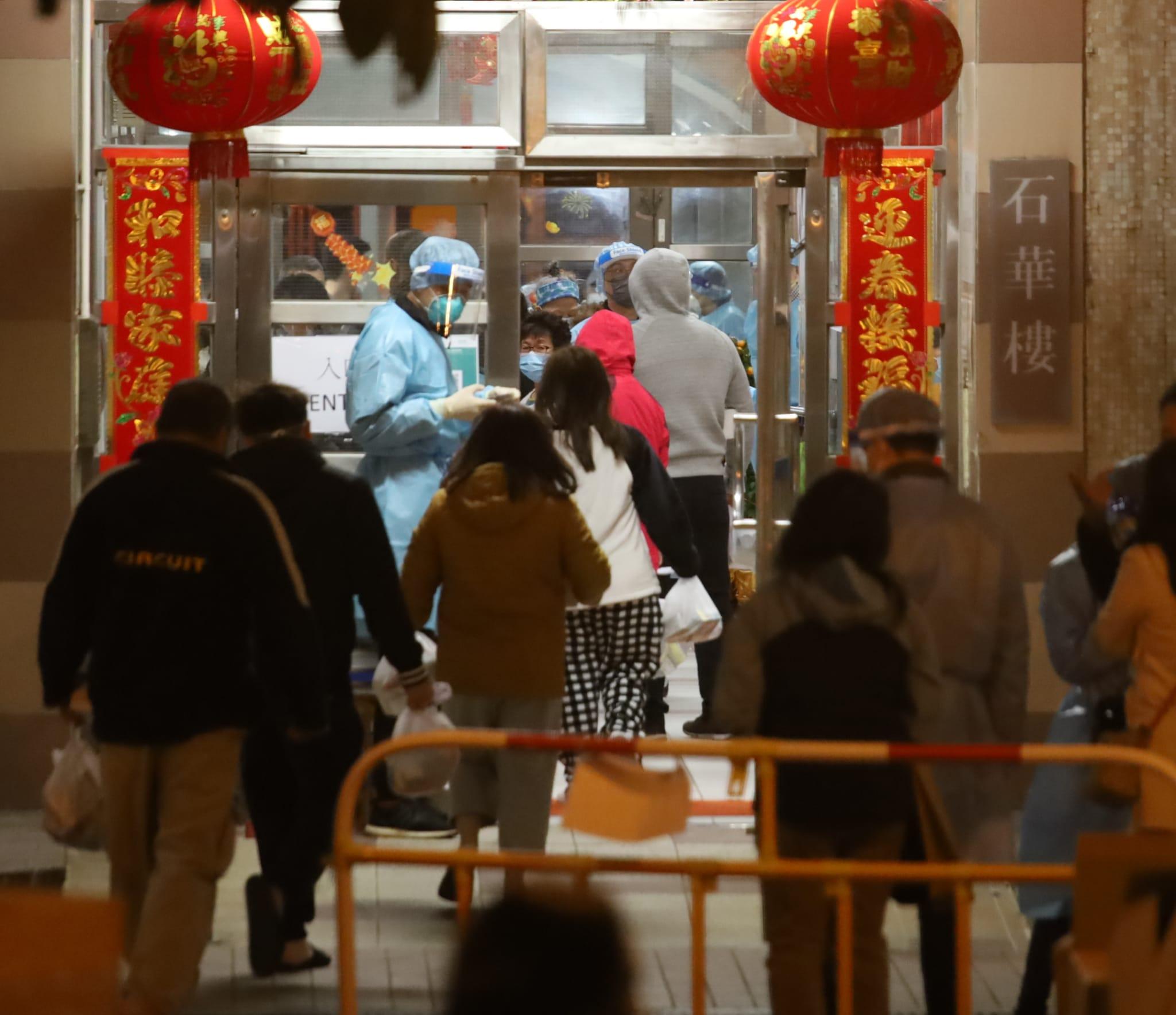 石華樓大堂有職員指示居民返回寓所。(鍾式明攝)