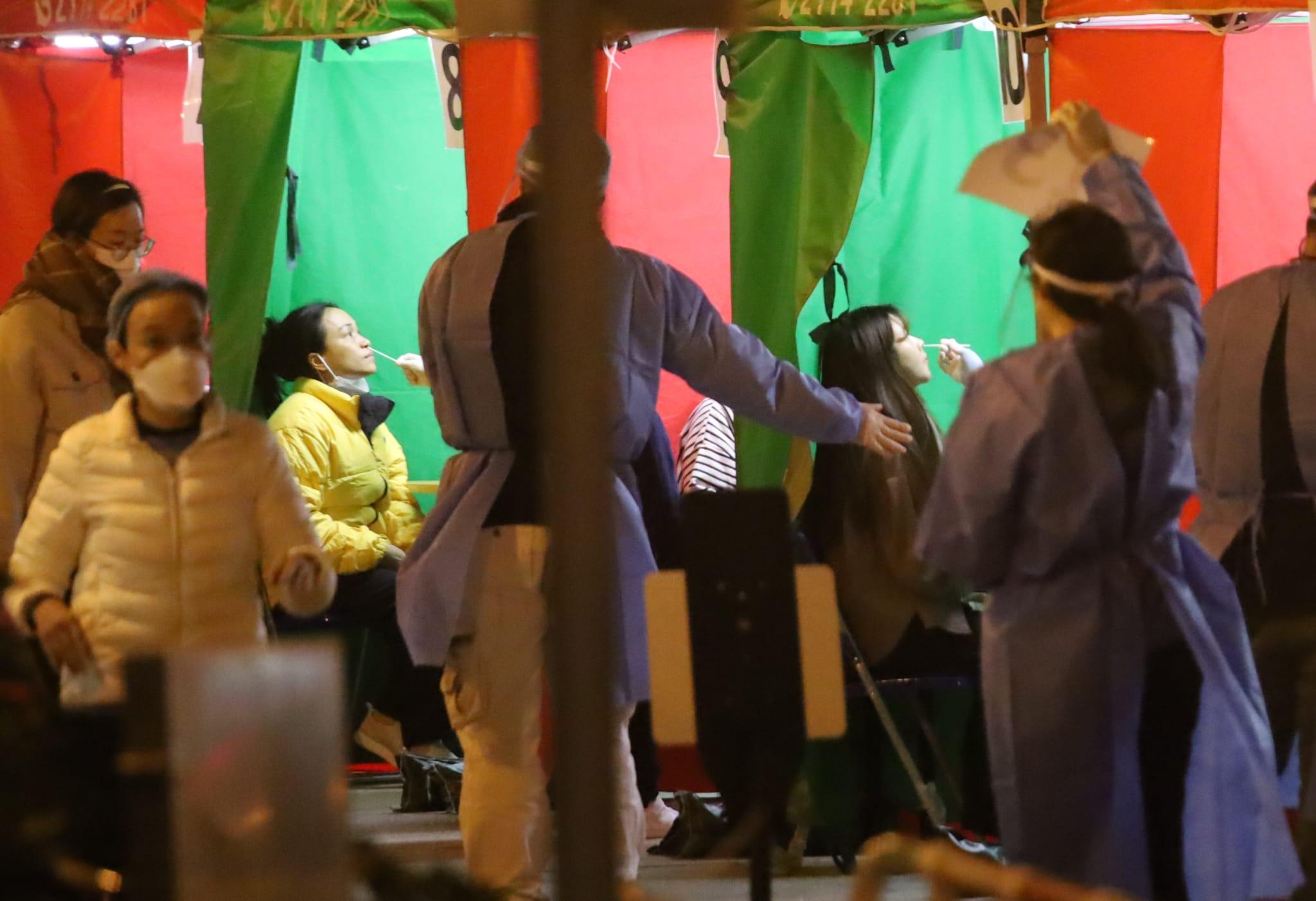 石華樓居民接受檢測。(鍾式明攝)