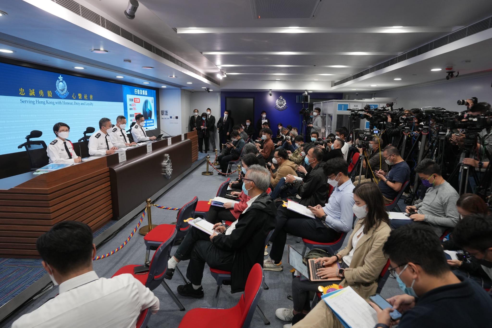警務處長蕭澤頤聯同三位副處長見記者,總結去年本港的治安情況。(陳奕釗攝)
