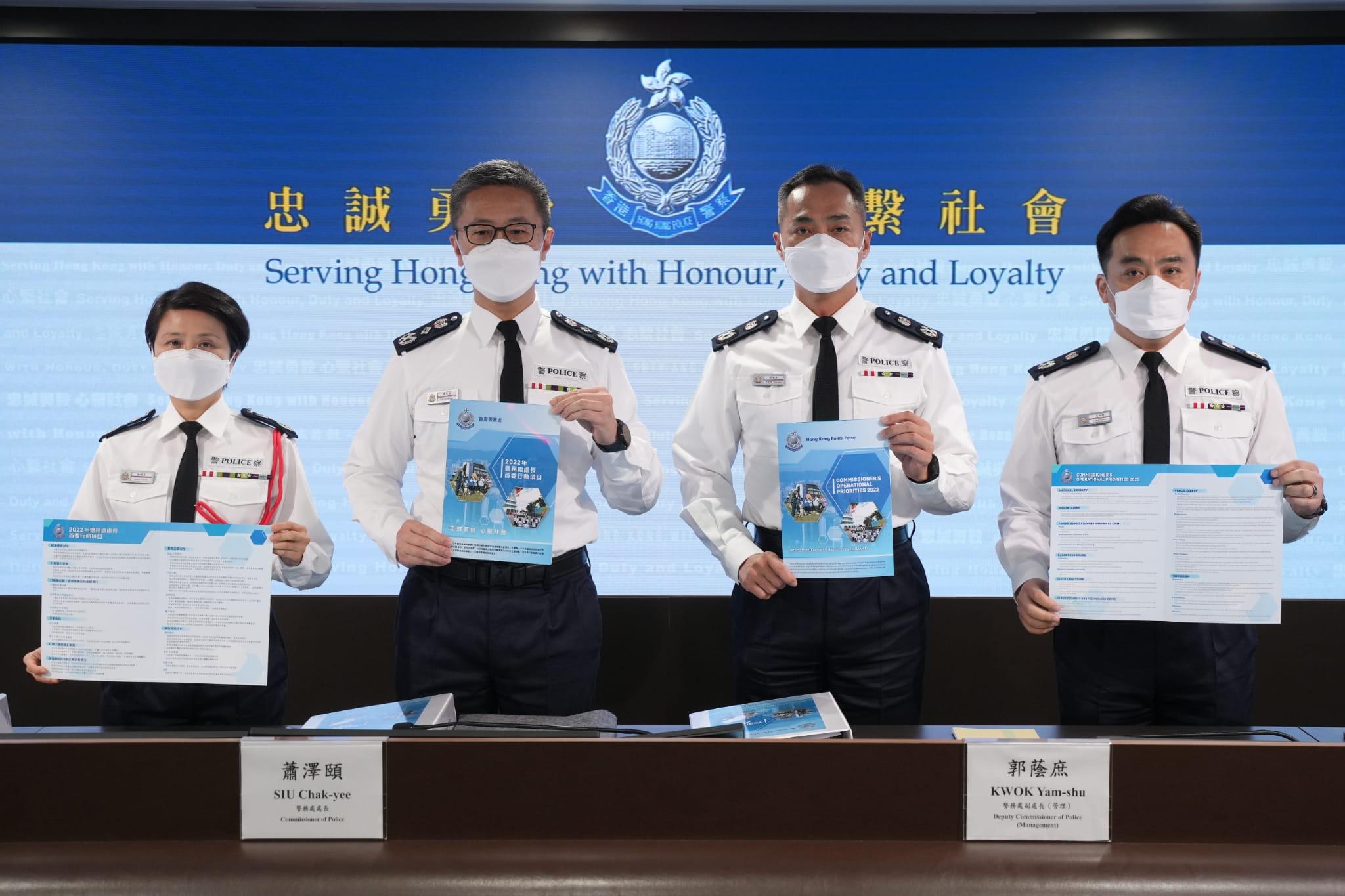 蕭澤頤聯同三位副處長見記者,交代去年本港整體罪案數字,共有64,428宗,較2020年微升1.9%。(陳奕釗攝)