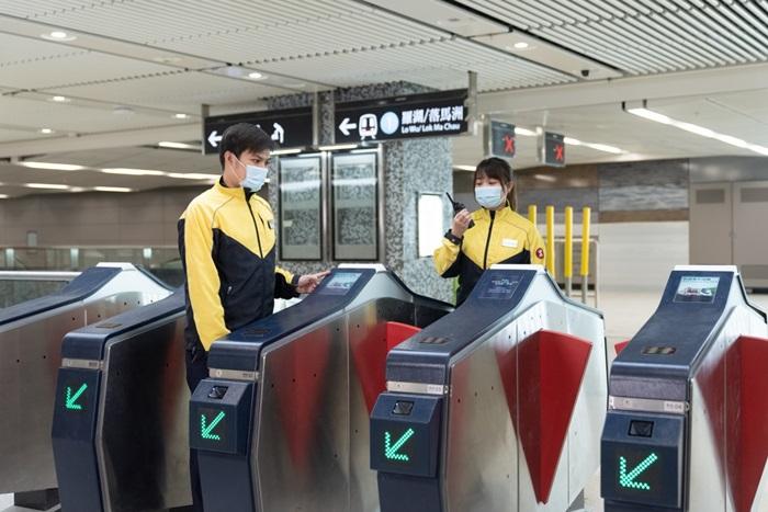 港鐵團隊正就東鐵綫過海段及全綫的鐵路、列車服務及車站設施等系統進行運作測試,確保系統運作穩定暢順。(港鐵圖片)