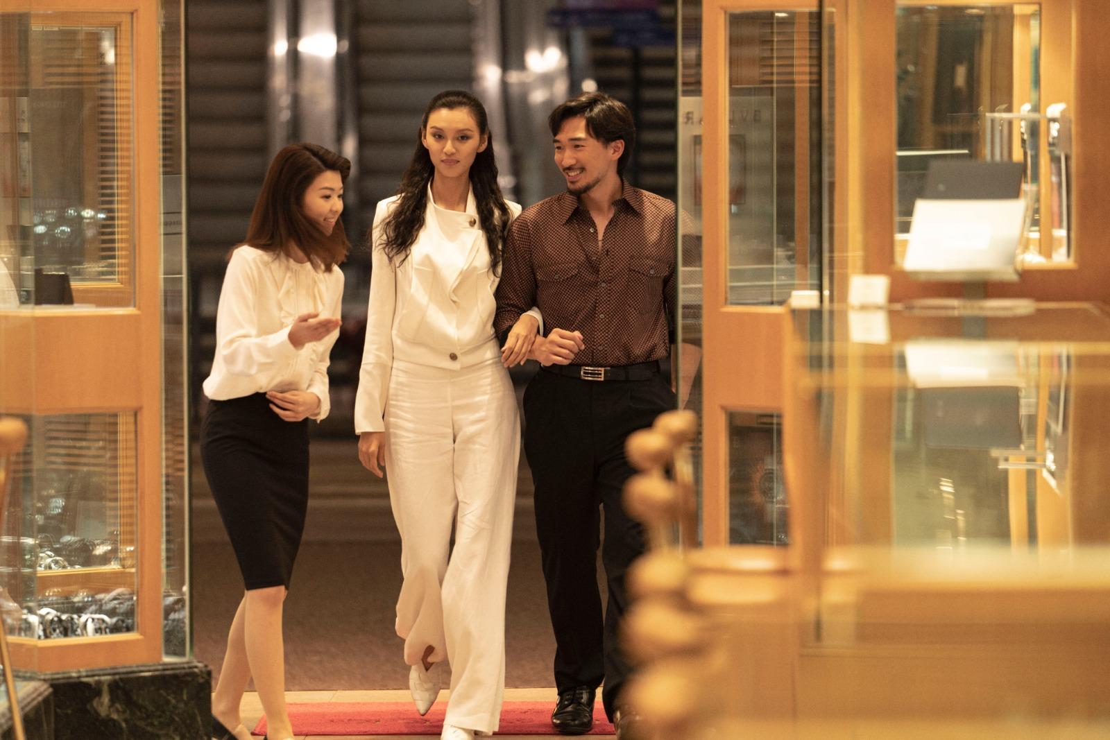 梅姐代表香港飛往日本出席第12屆東京音樂節,因而展開異地戀。