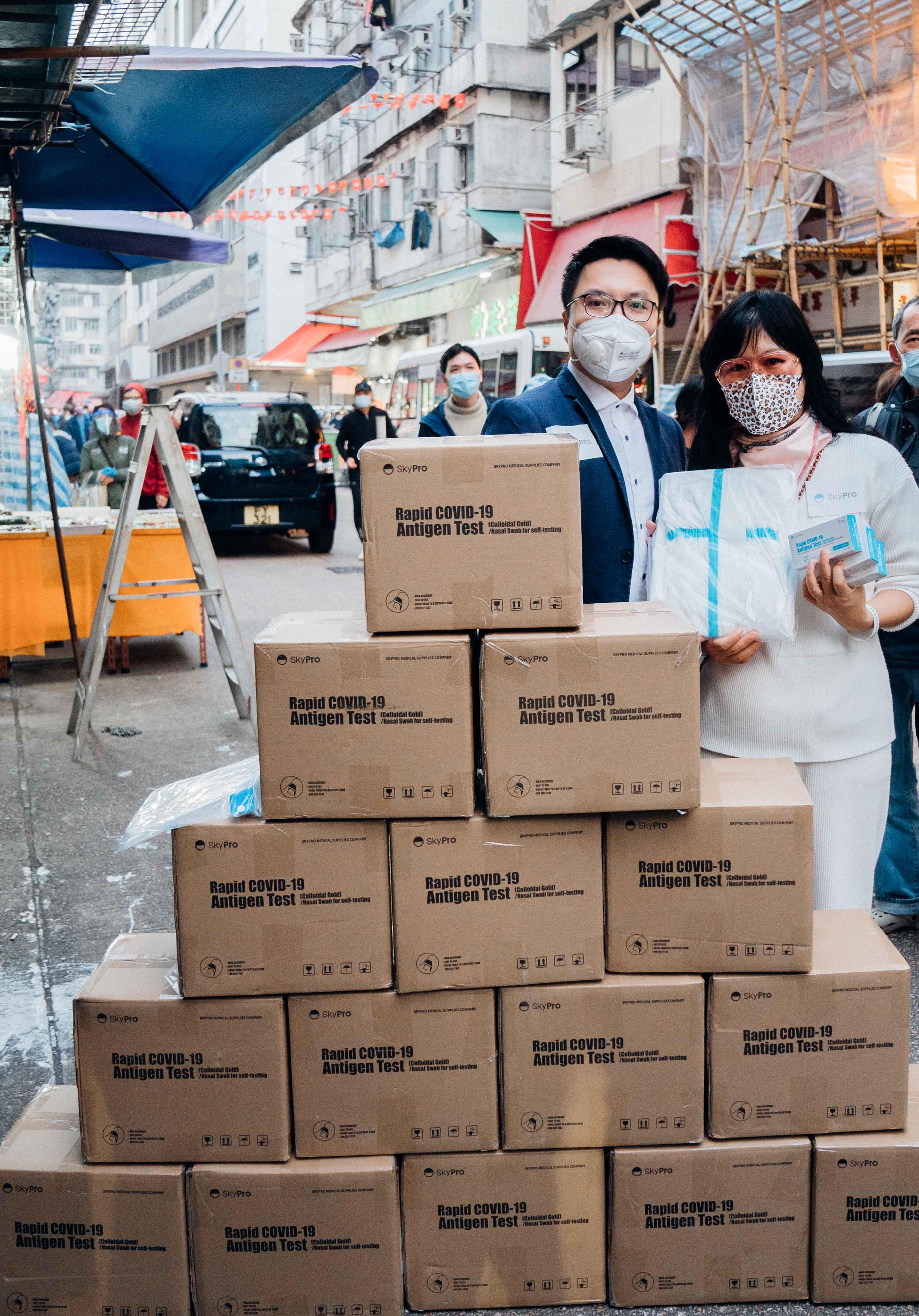 七仙羽師傅夥SkyPro贈500件醫療用防護衣贈深水埗區安老及殘疾人士院舍