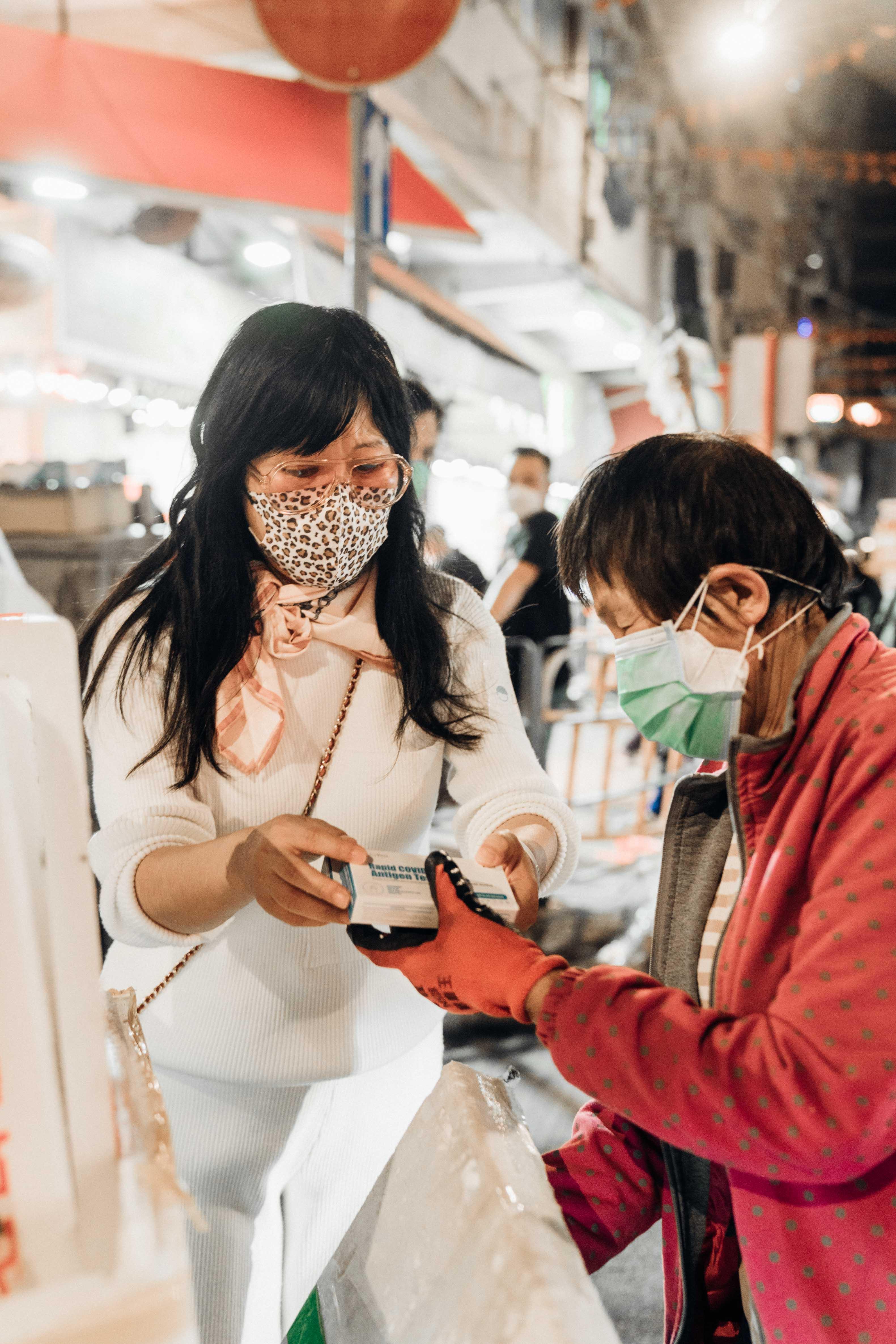 七師傅一向有定期派發不同物資習慣,鑑於近日疫情嚴重,即時派發快速測試劑。