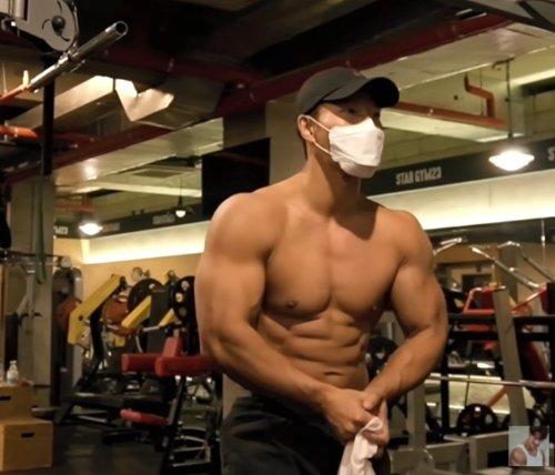 金鐘國身形超fit。