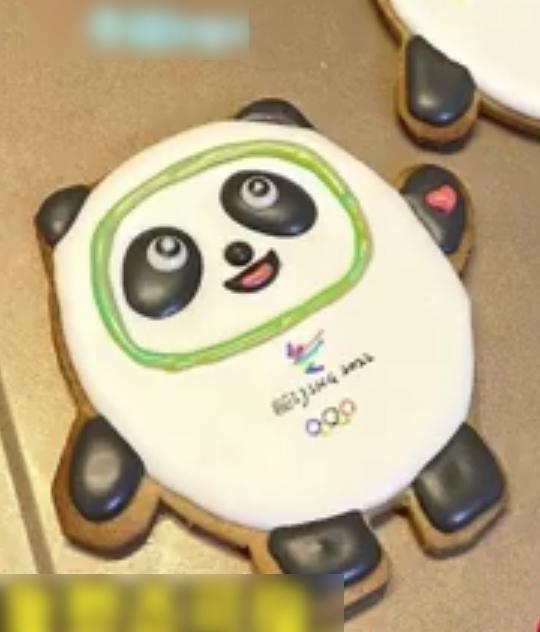 網民自製的冰墩墩。(互聯網)