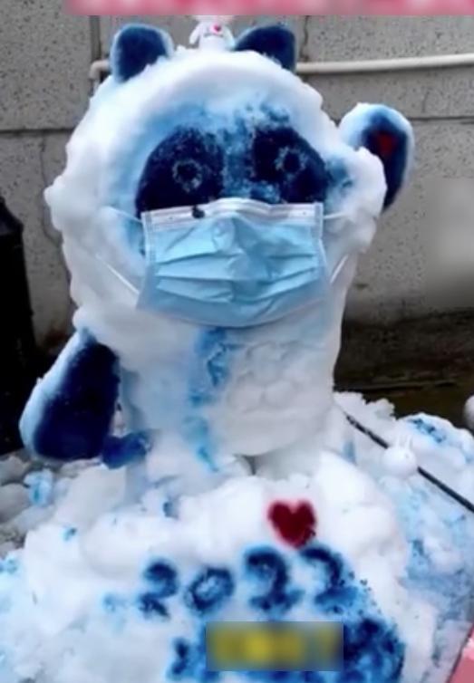 網民用雪堆砂冰墩墩,結果在上色時出事,最後用口罩遮醜。(互聯網)