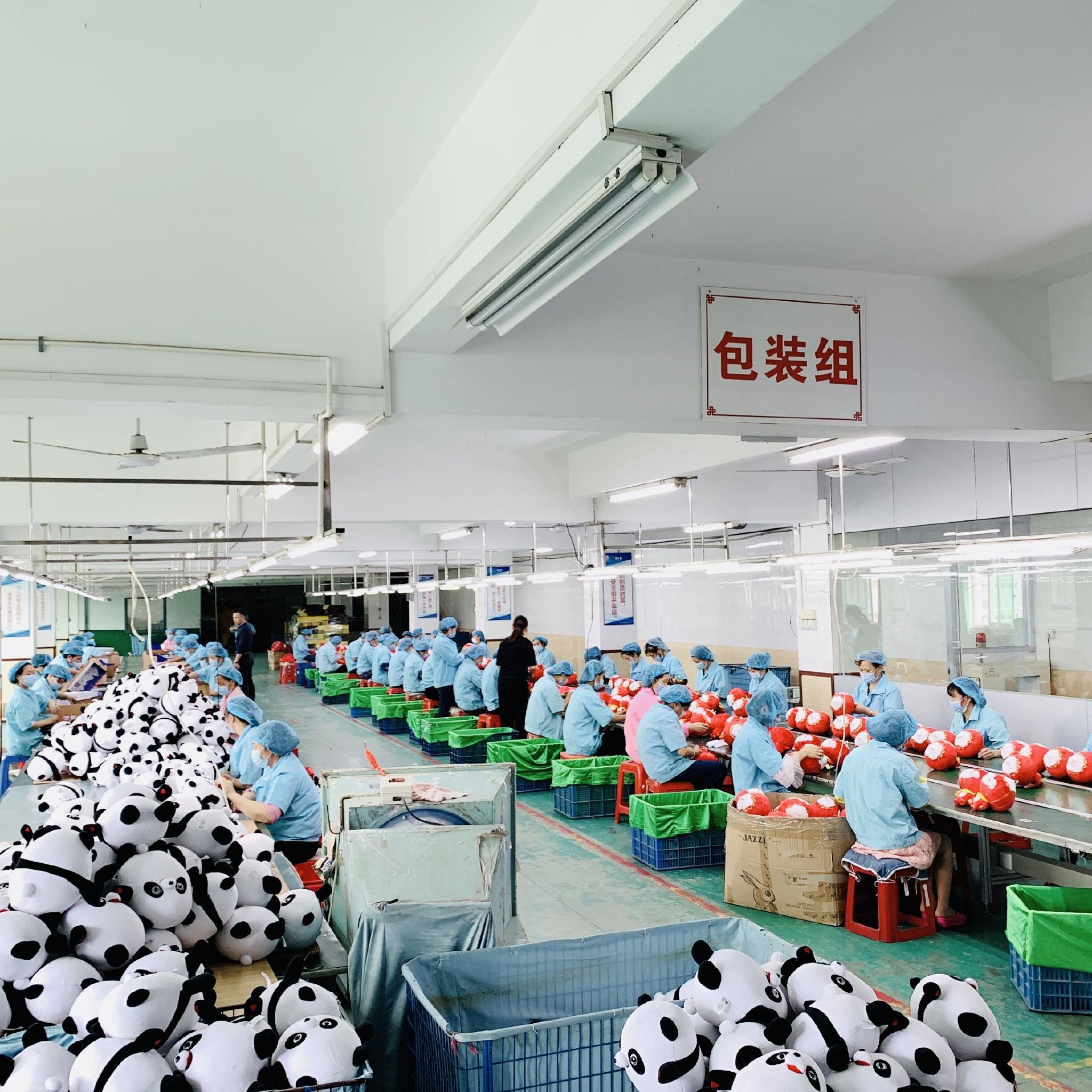 江蘇的冰墩墩特許生產商正加班生產、包裝冰墩墩。(新華社)