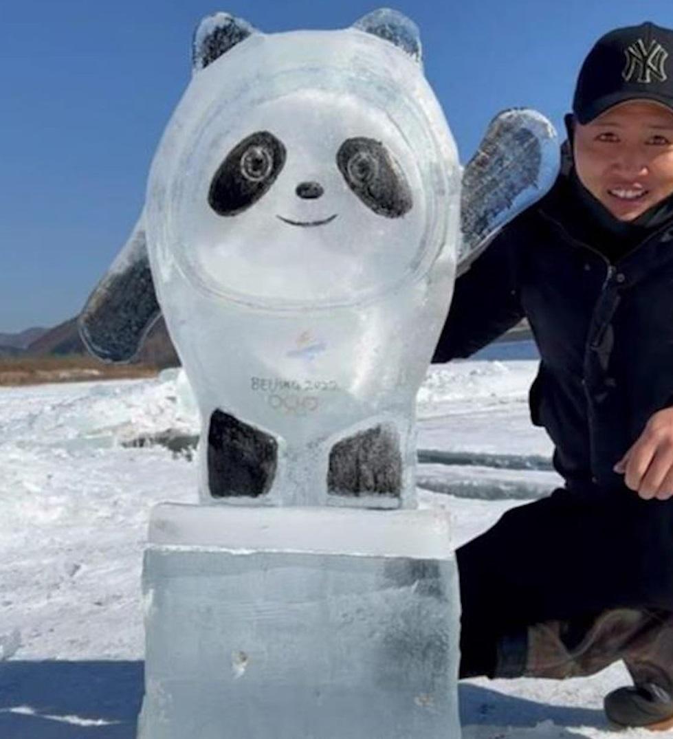 冰雕版冰墩墩極為神似。(互聯網)