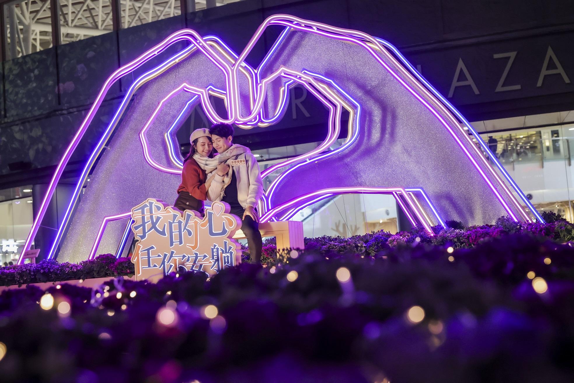 情歌歌詞及象徵愛意手勢裝置遍佈場內的不同角落。