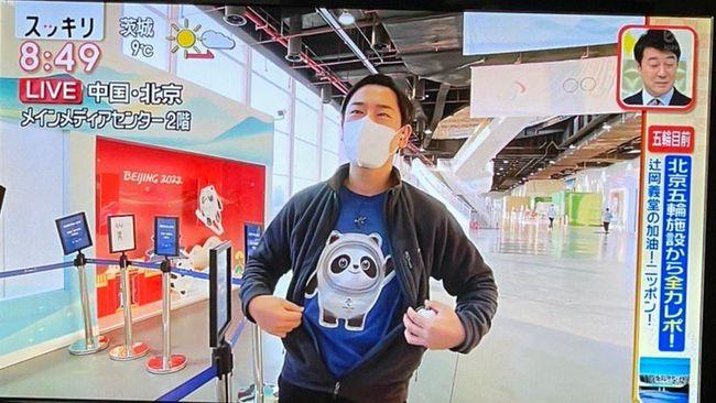 日本電視台記者辻岡義堂不斷向觀眾展示他對冰墩墩的喜愛。(互聯網)