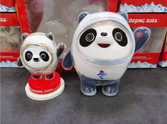 冰墩墩毛公仔(右)只在實體店售賣,民眾排隊搶購。(互聯網)